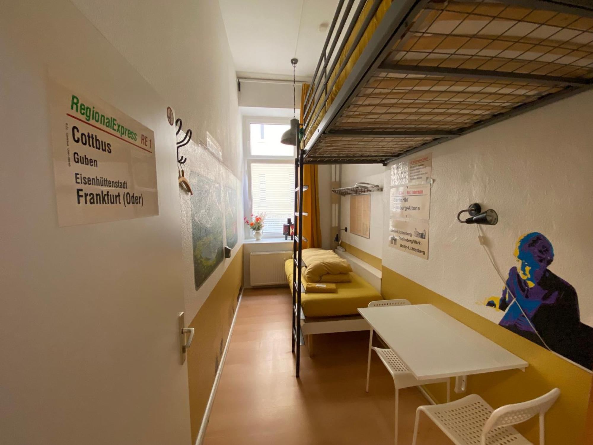 Tweepersoonskamer met 2 Aparte Bedden en Gedeelde Badkamer