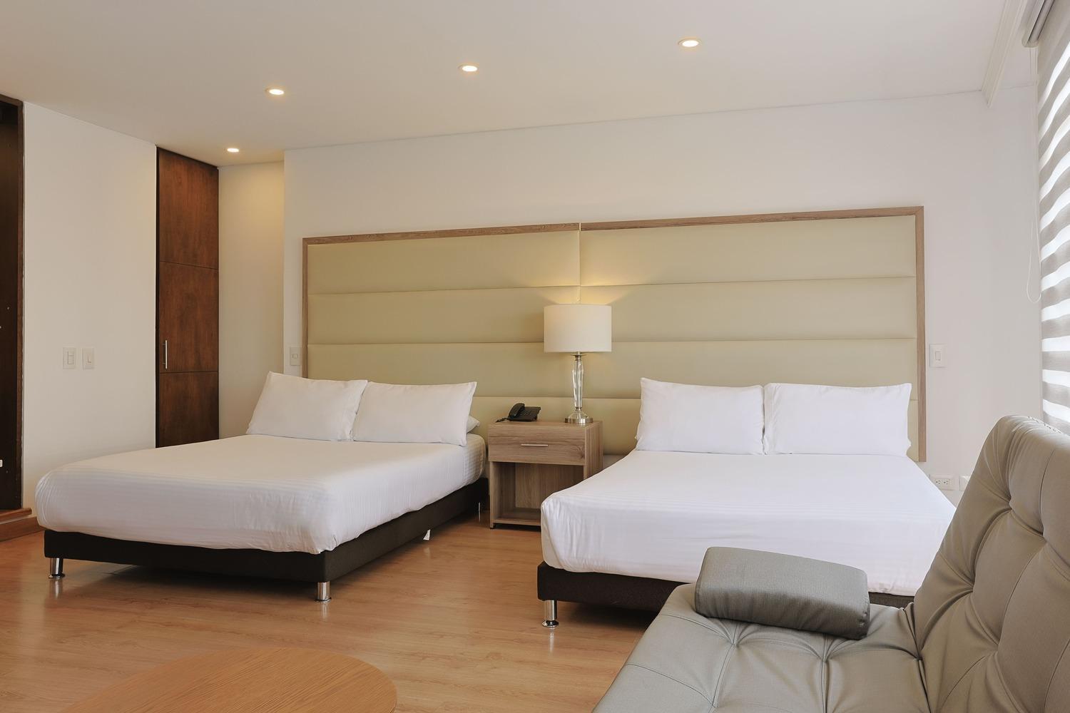 Quarto Superior com 2 Camas de Solteiro Vista da Cidade