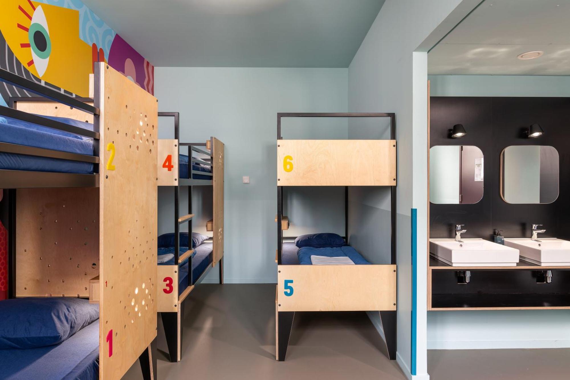 Chambre 8 Personnes avec Salle de Bains Privative et Douche