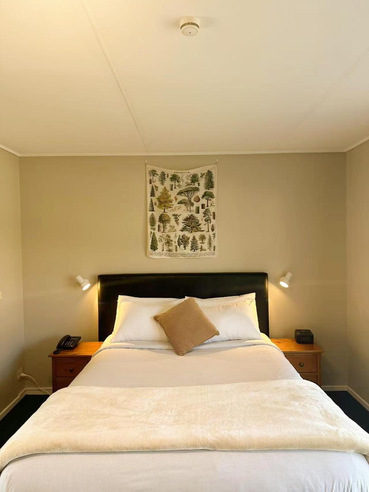 Doppel-/Zweibettzimmer mit Gartenblick
