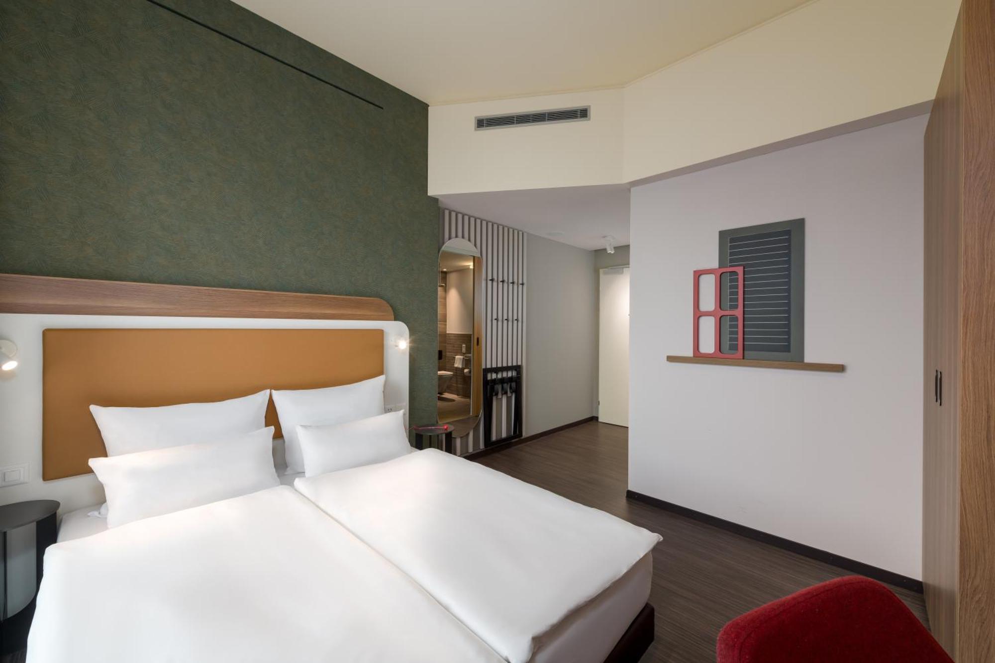 Comfort Queen Room - Mobility Accessible