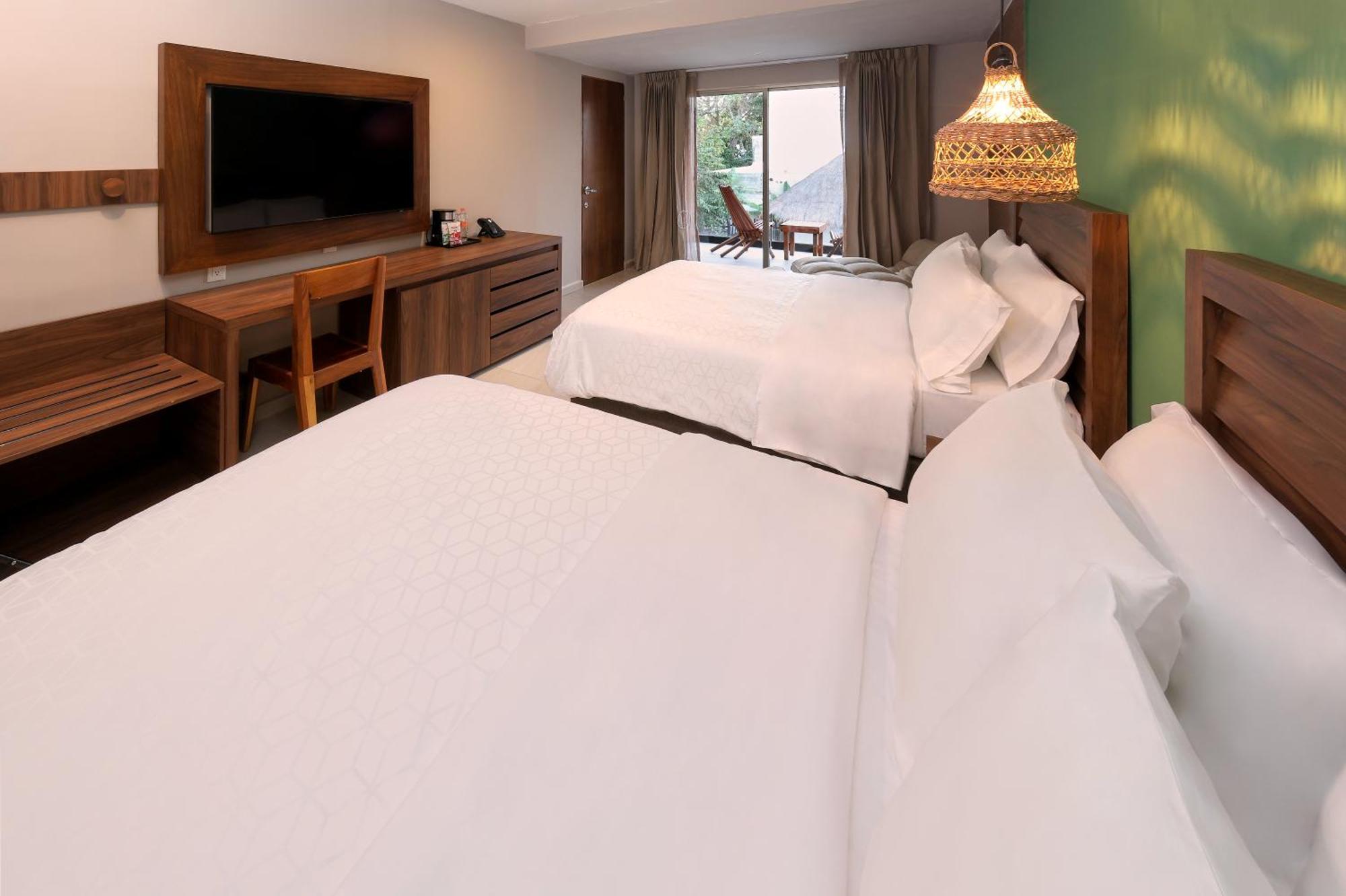 Habitación Doble Estándar con 2 camas dobles y vistas a la piscina