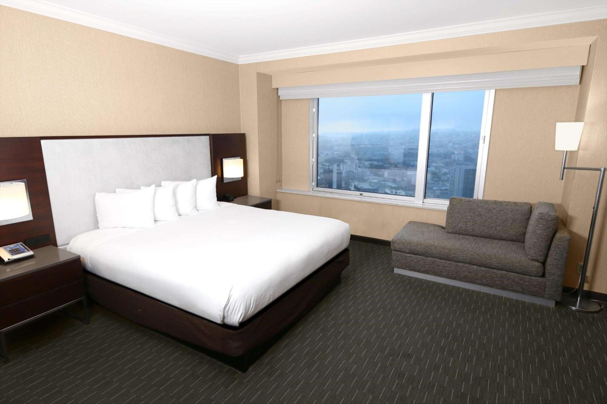 Quarto Vista Horizonte com Cama King-size e Casa de Banho Privativa