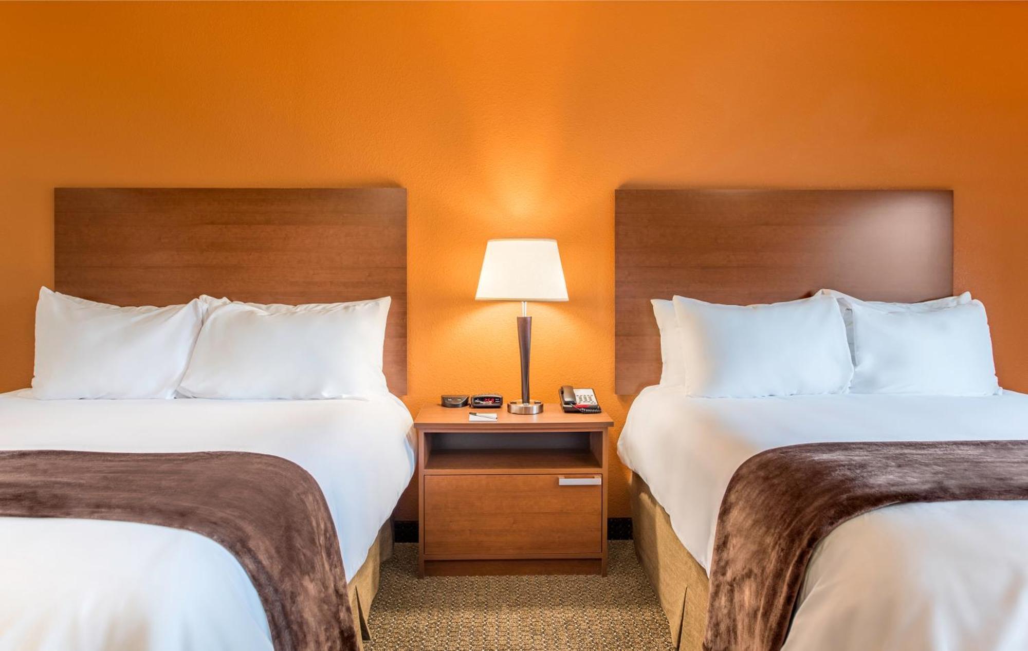 Queen Room with Two Queen Beds - Hearing Accessible