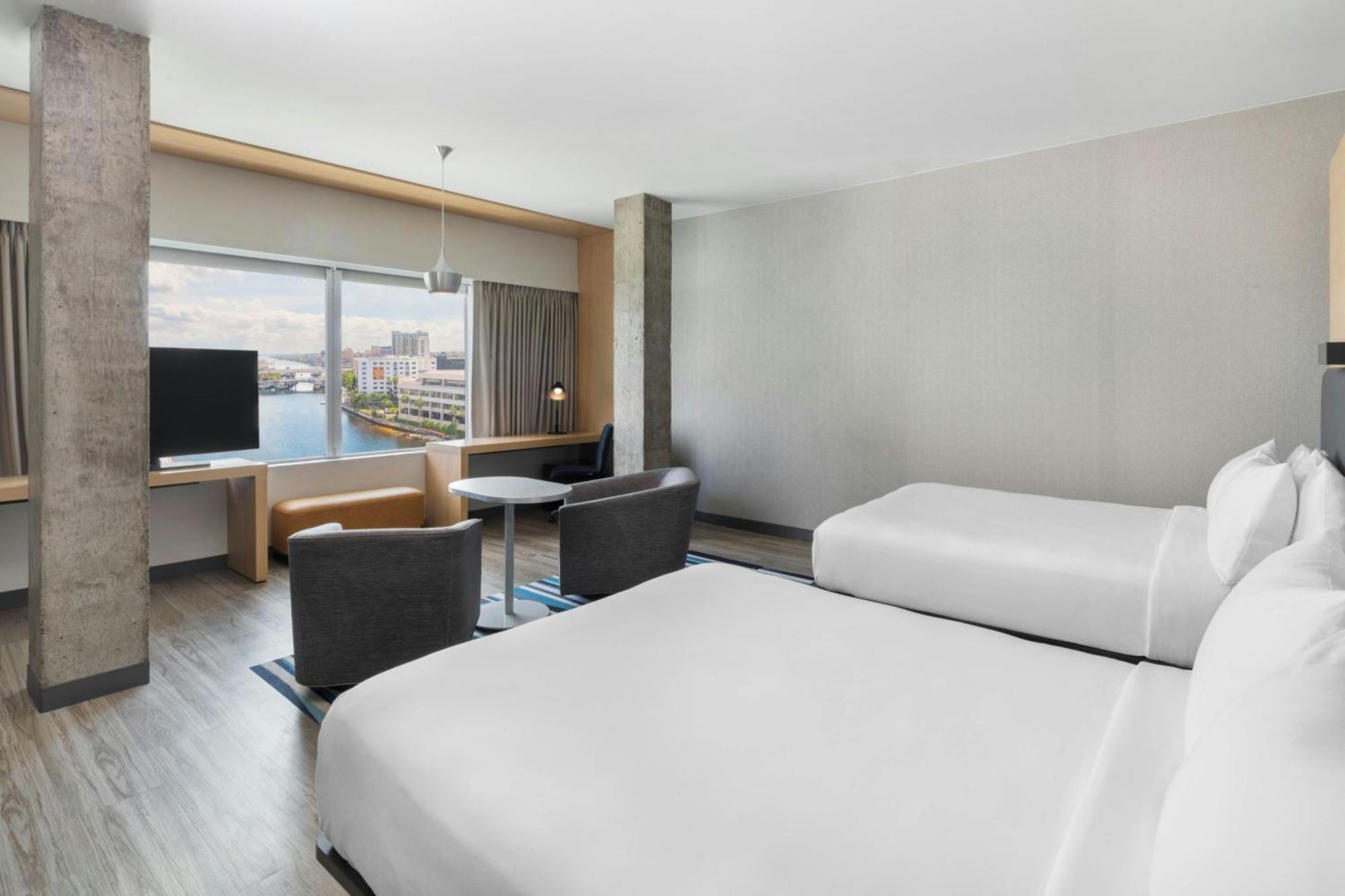 Suíte com 2 Camas Queen-size e Vista da Cidade