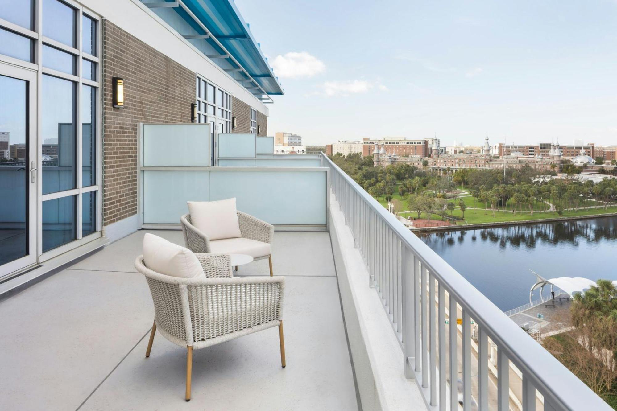 Larger Suite, 1 King, City view, High floor, Balcony