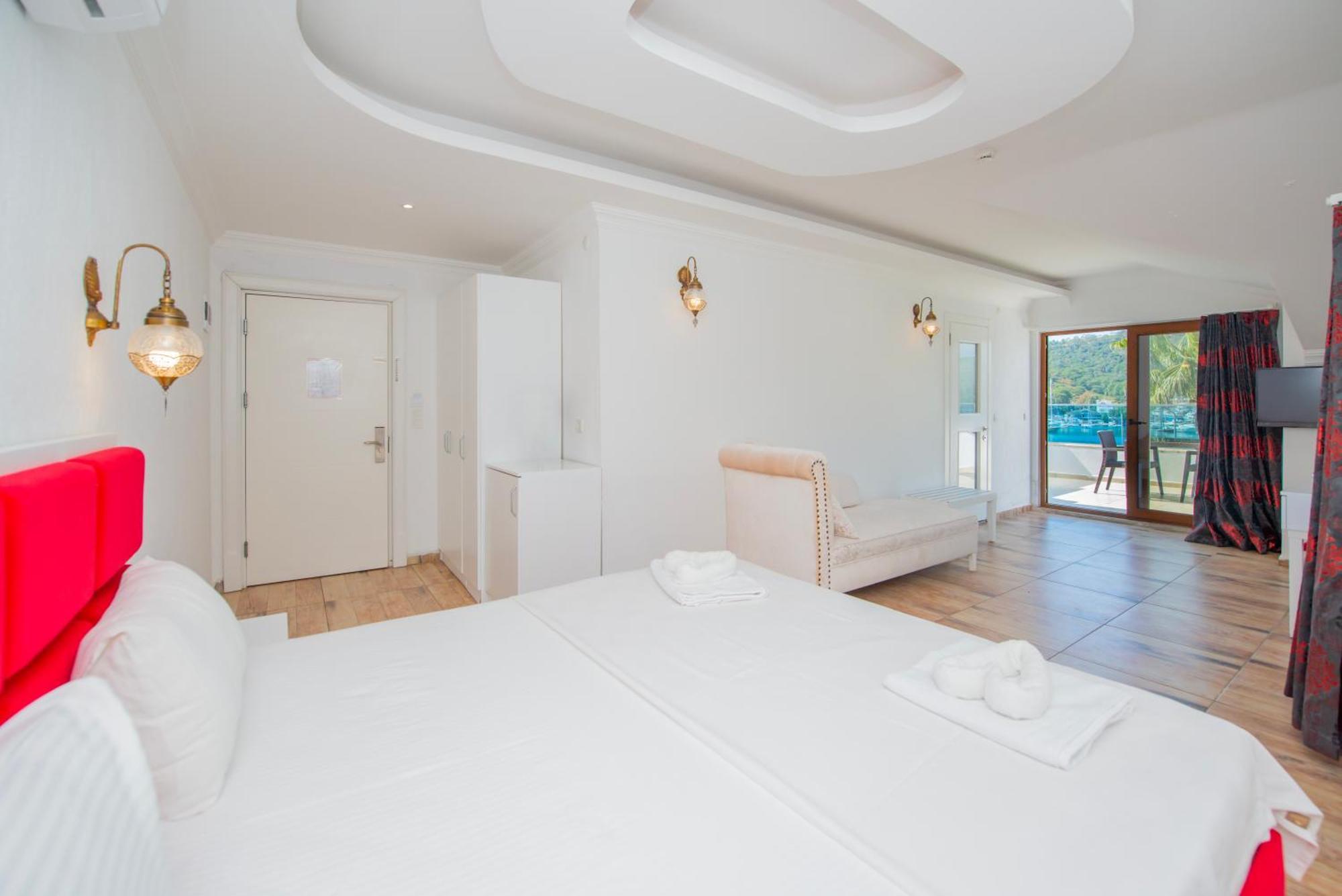 Zimmer mit Kingsize-Bett und Whirlpool