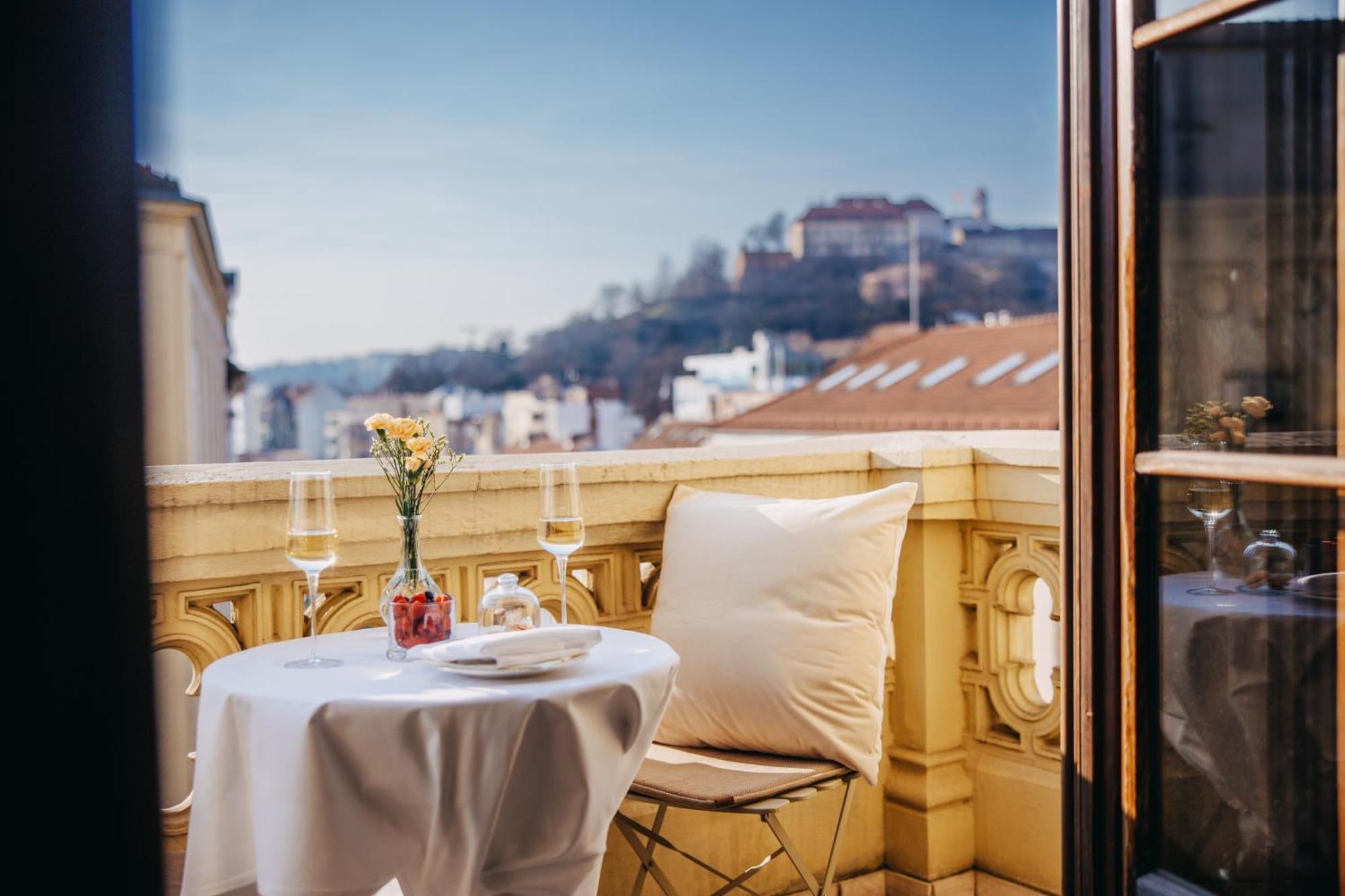 Zimmer mit Kingsize-Bett und Balkon