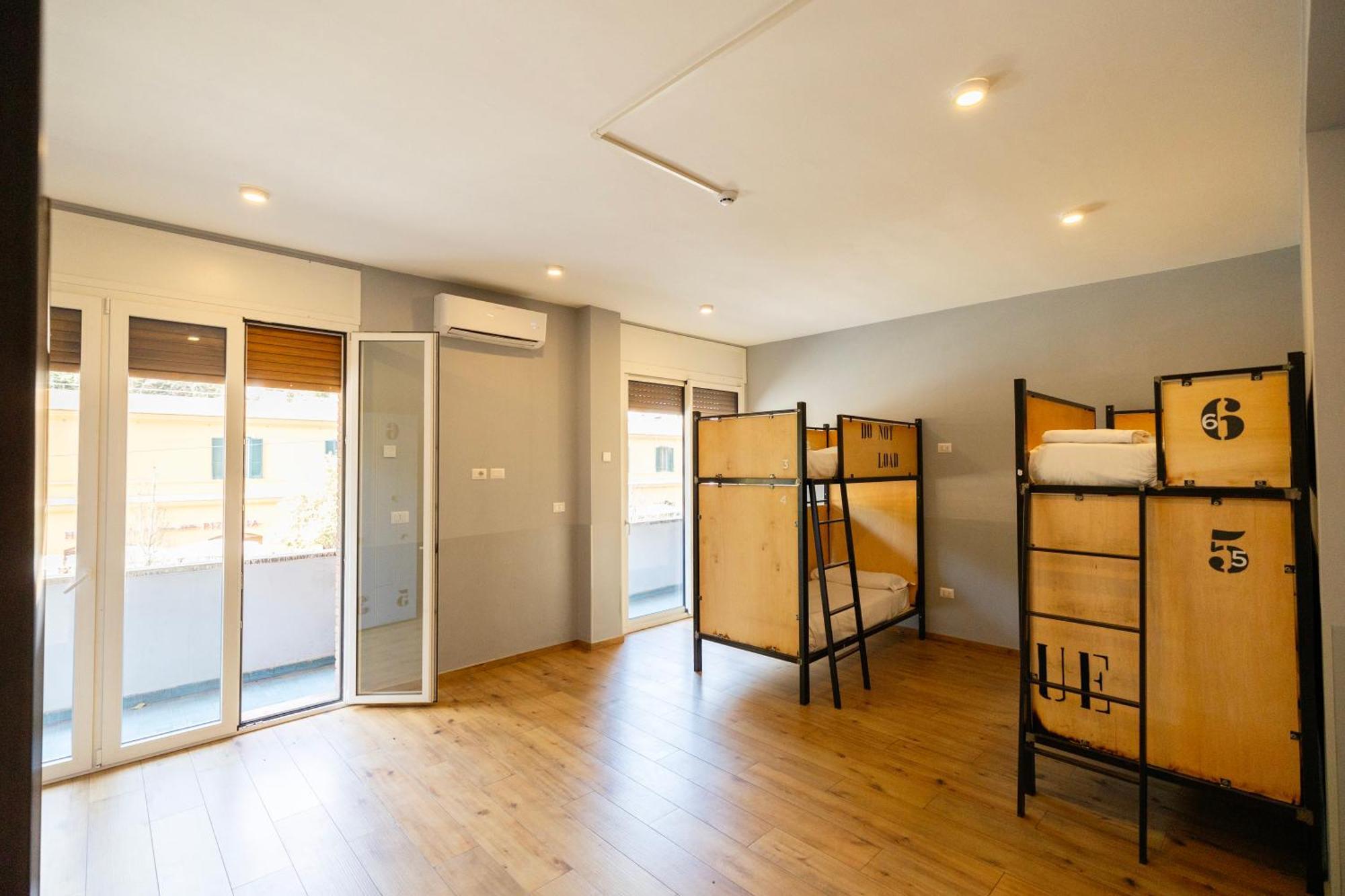 Cama en habitación compartida femenina de 6 camas