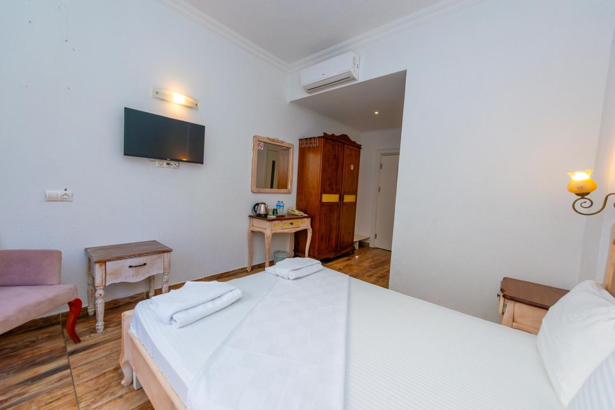 Doppel-/Zweibettzimmer mit Poolblick