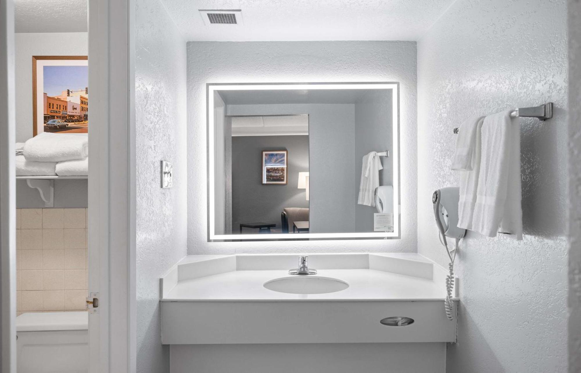 King Room Bathtub Grab Bars Mobility or Hearing Impaired Access or Non-Smoking,1663753889:JPEG