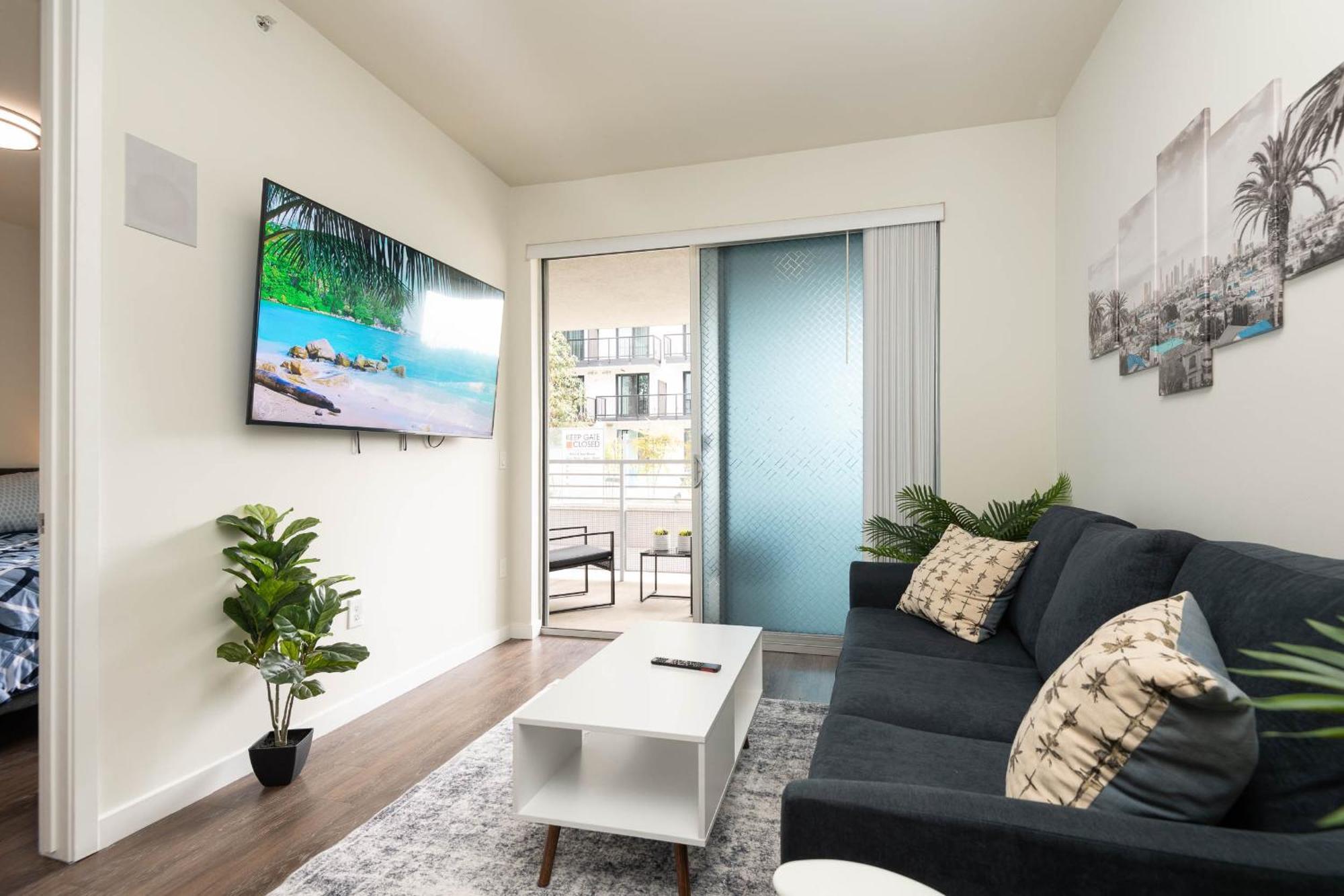 Apartment with Pool View