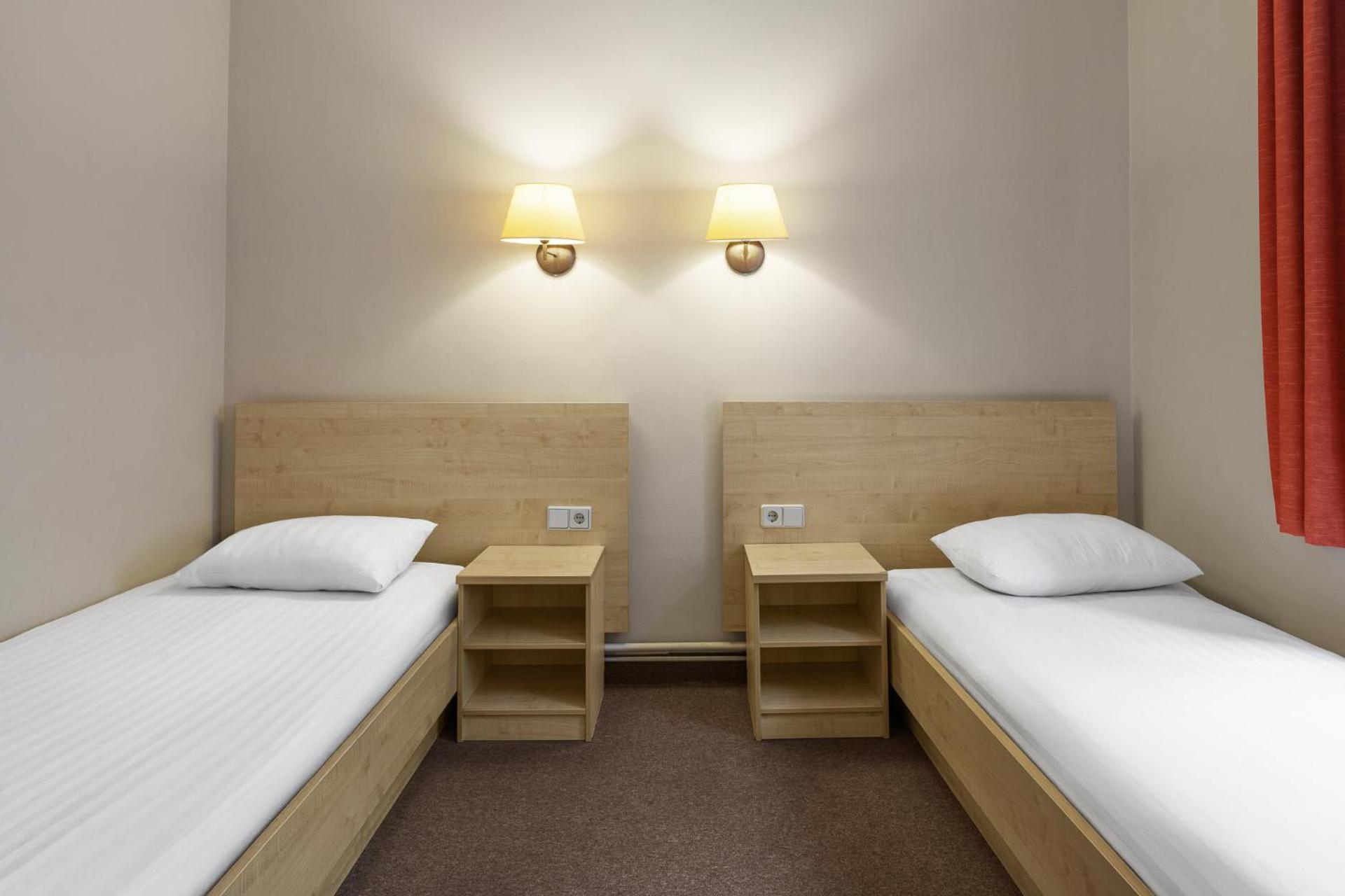 Zweibettzimmer mit eigenem Bad außerhalb des Zimmers
