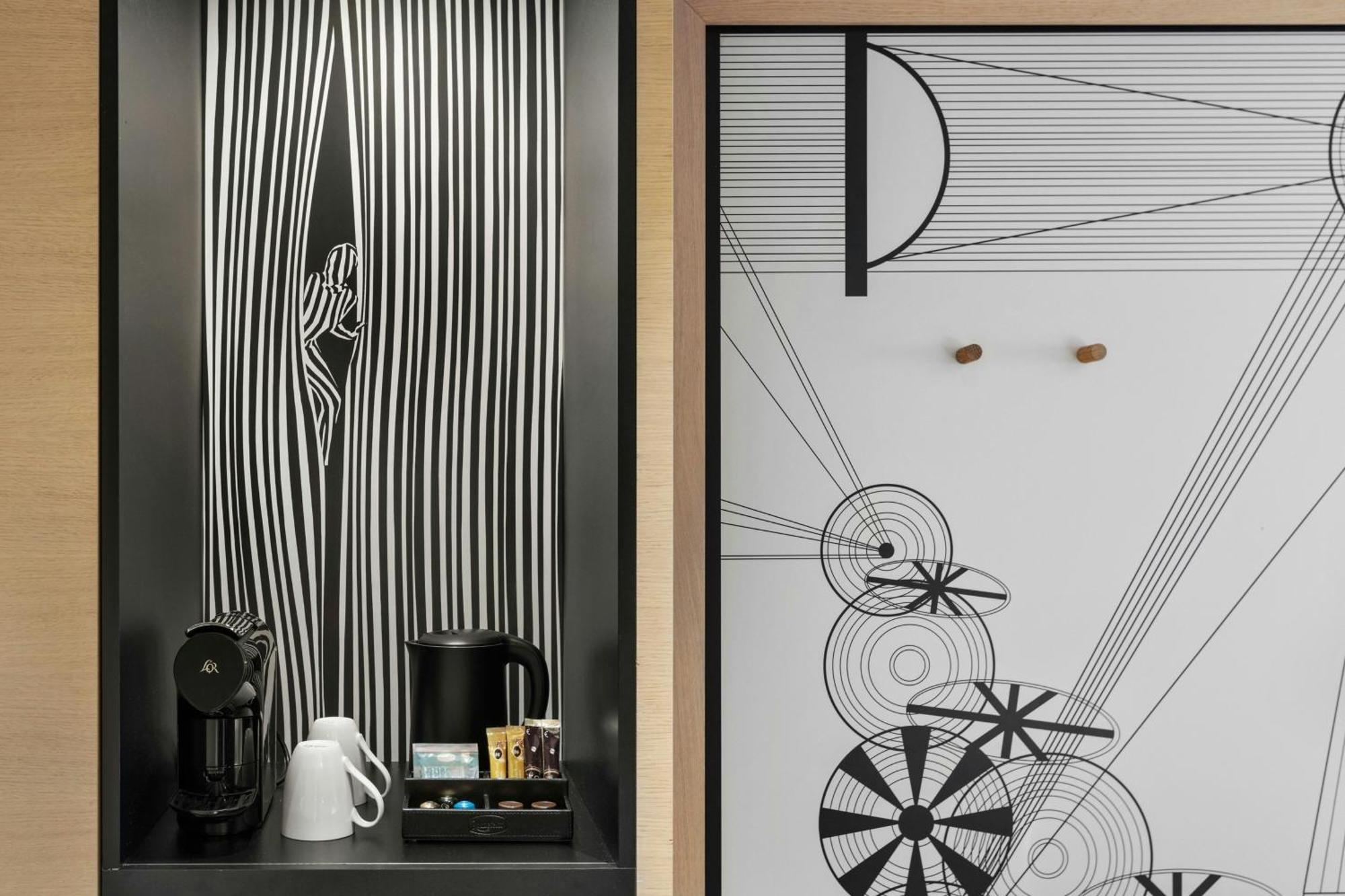 Chambre Familiale avec 2 Lits Doubles et Canapé-Lit - Vue sur Ville