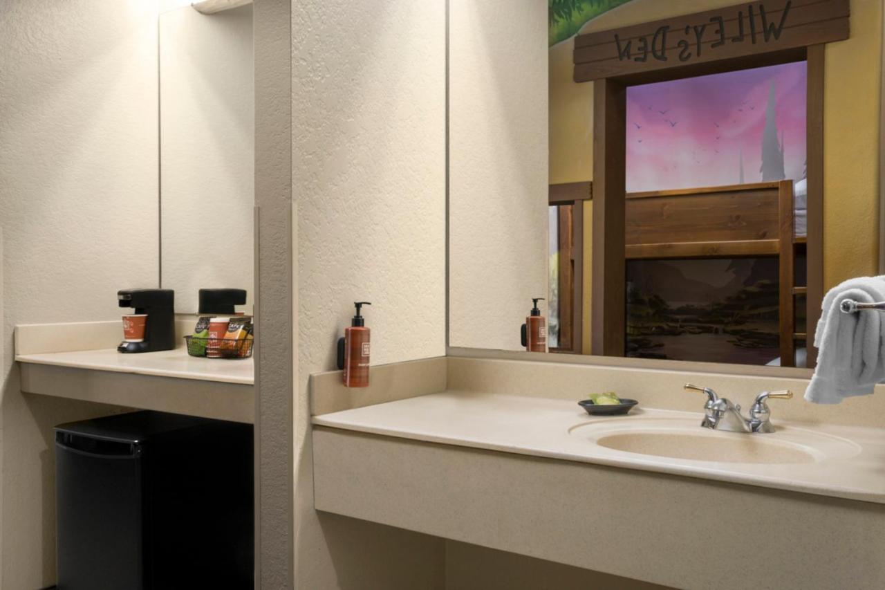 Wolf Den Suites, Balcony/Patio