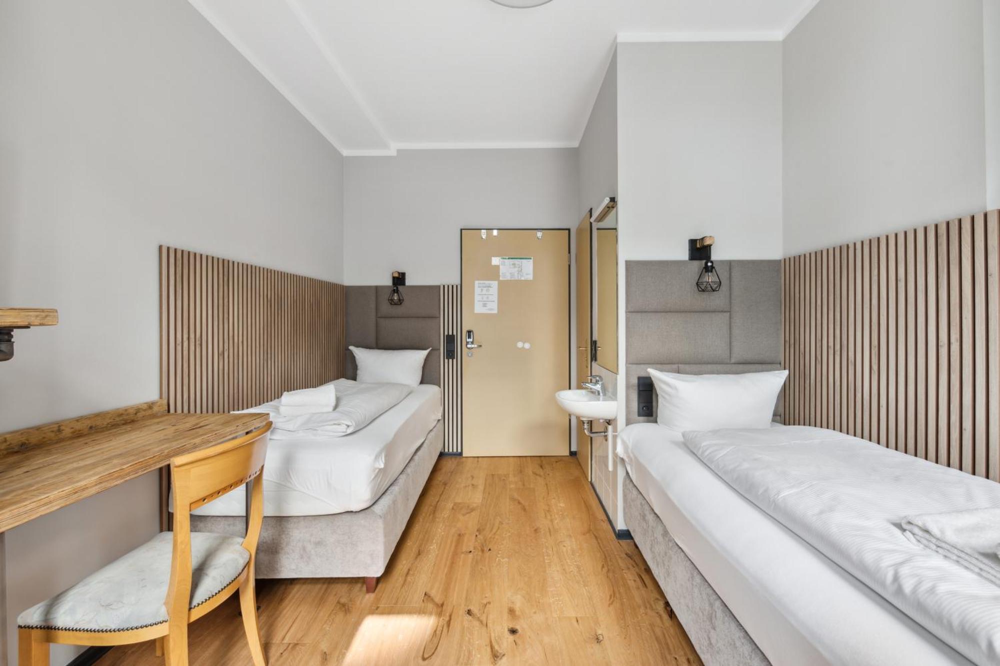 Twin Room,1665395574:JPEG