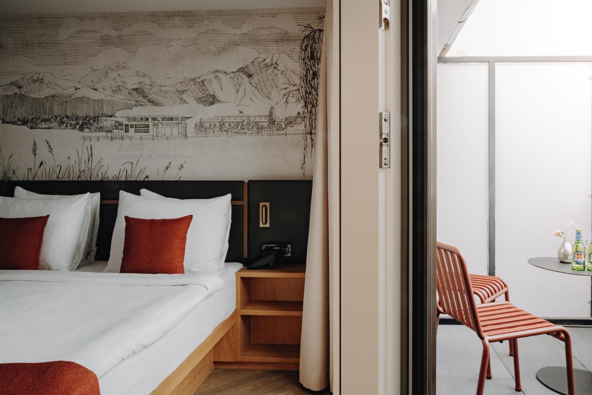 Habitación con cama extragrande y balcón