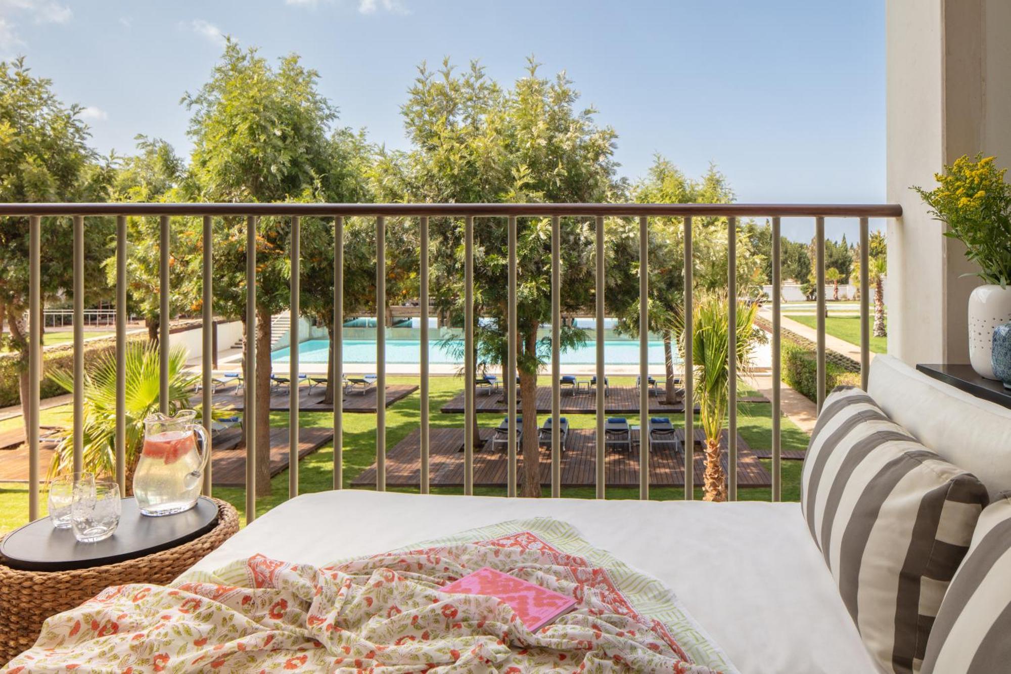 Deluxe Tweepersoonskamer met 2 Aparte Bedden en Balkon met Uitzicht op het Zwembad
