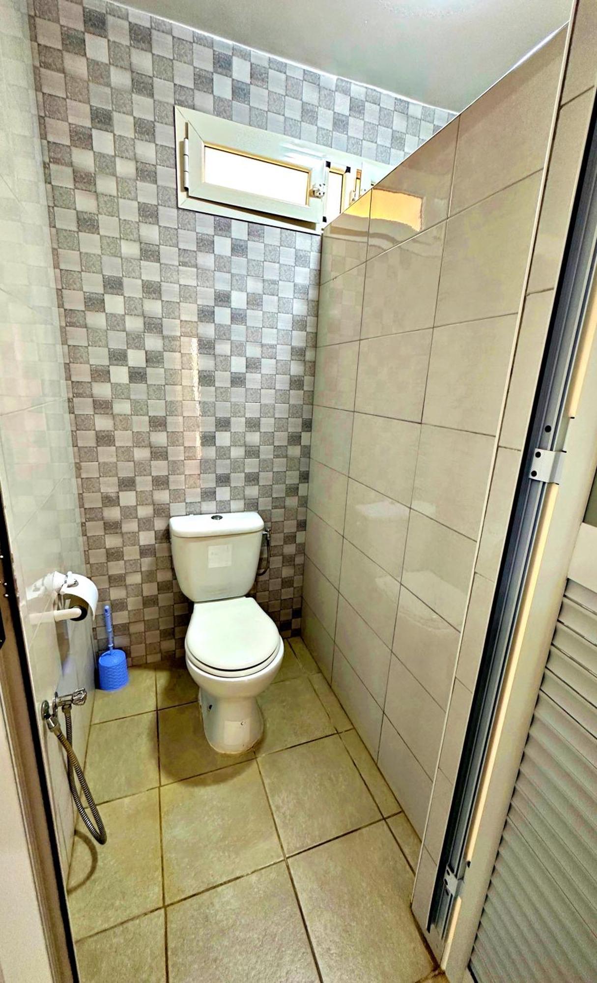 Chambre Simple avec Toilettes et Douche Communes