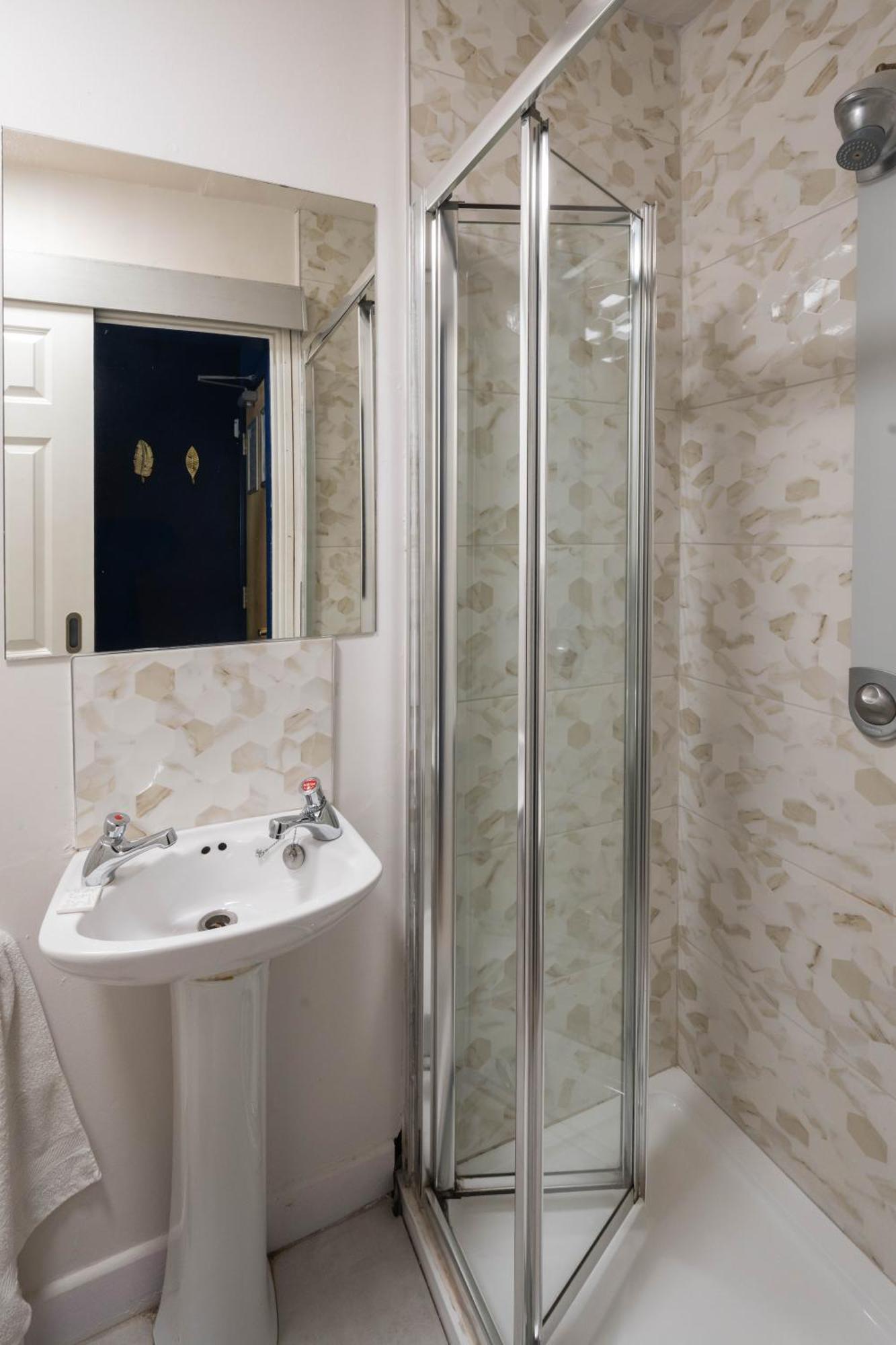 Chambre Double ou Lits Jumeaux avec Salle de Bains