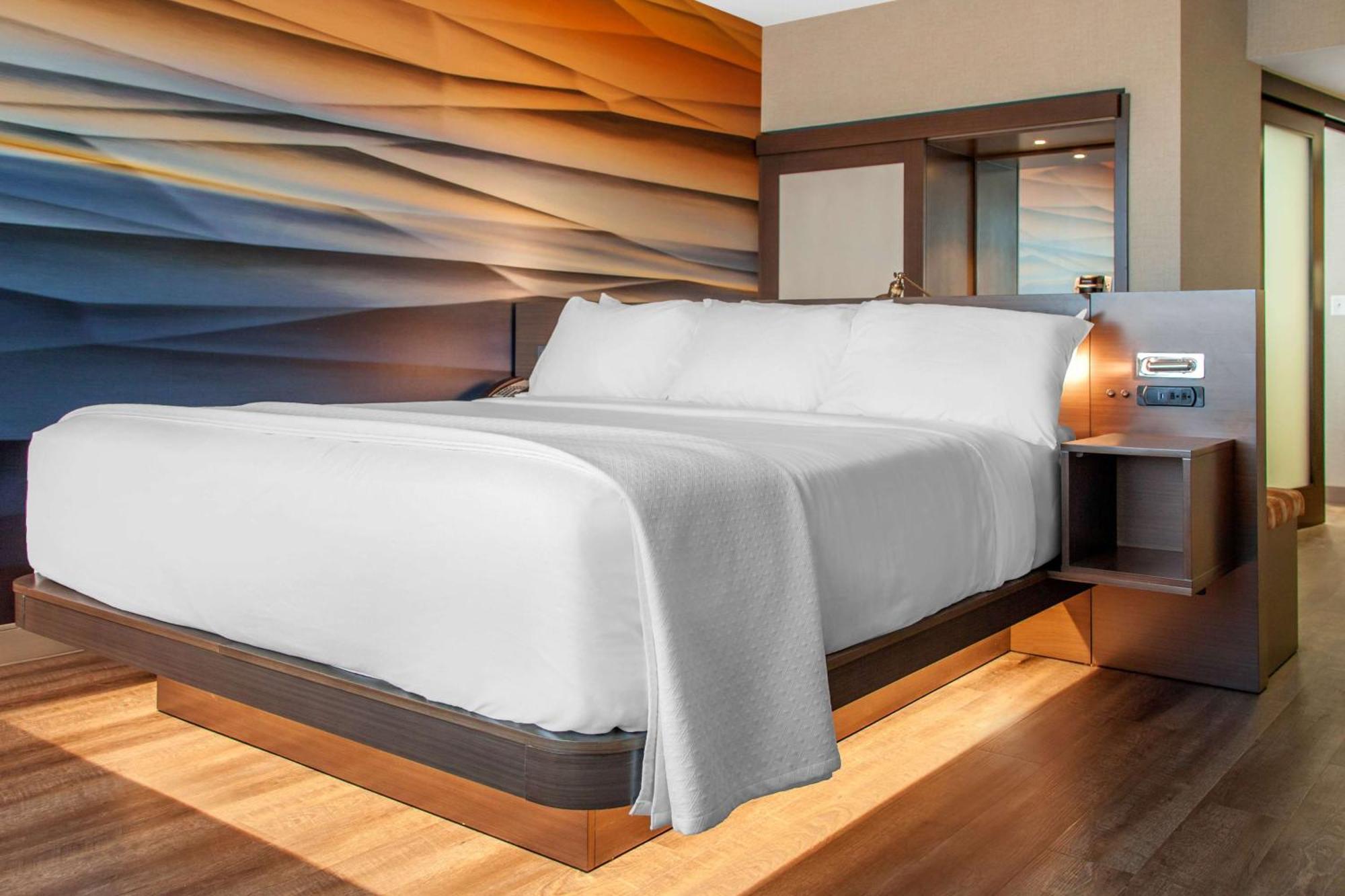 Quarto com Cama King-size e Acesso Facilitado para Hóspedes com Audição Reduzida