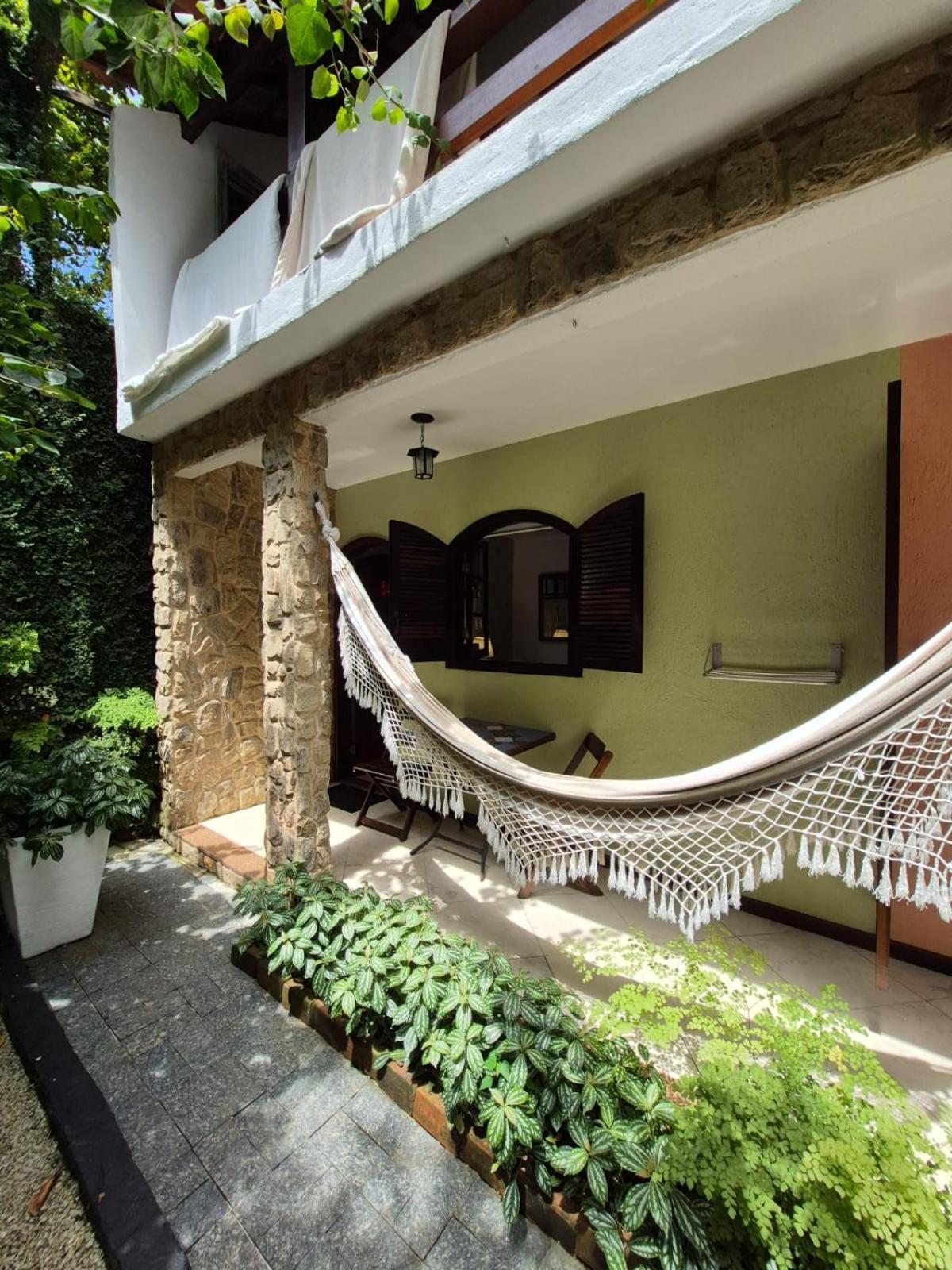 Quarto com 2 Camas de Solteiro e Varanda Térrea