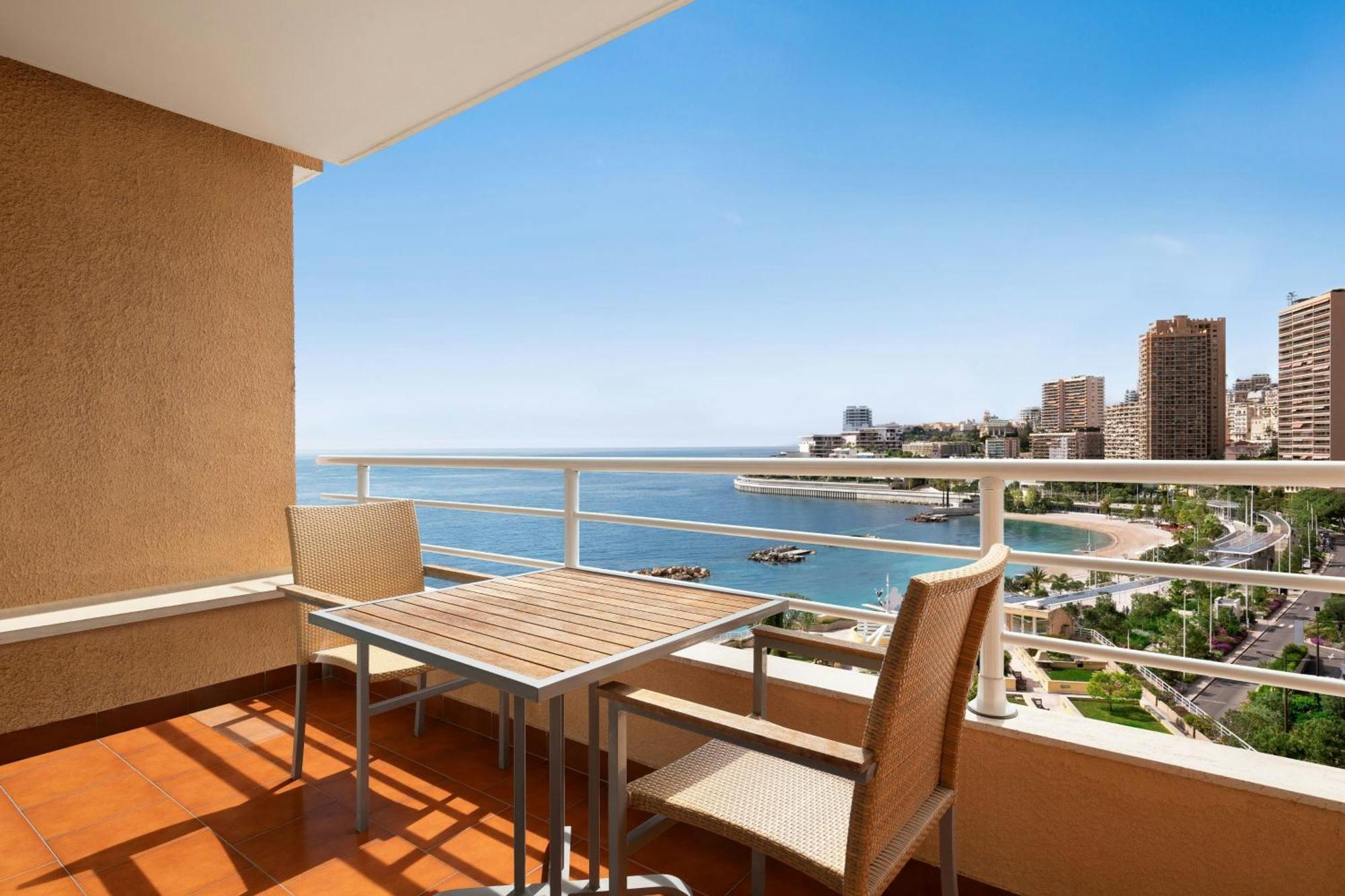 Chambre Lit King-Size Deluxe avec Balcon - Vue Partielle sur Mer