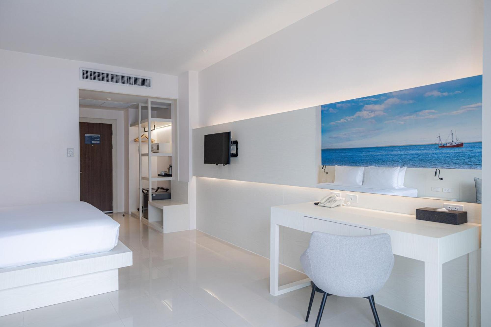 Deluxe Renovated Pool View