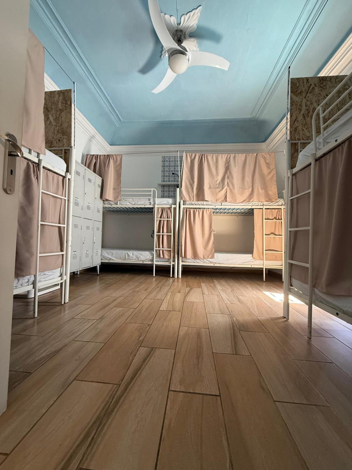 Cama num Dormitório Misto com 8 Camas