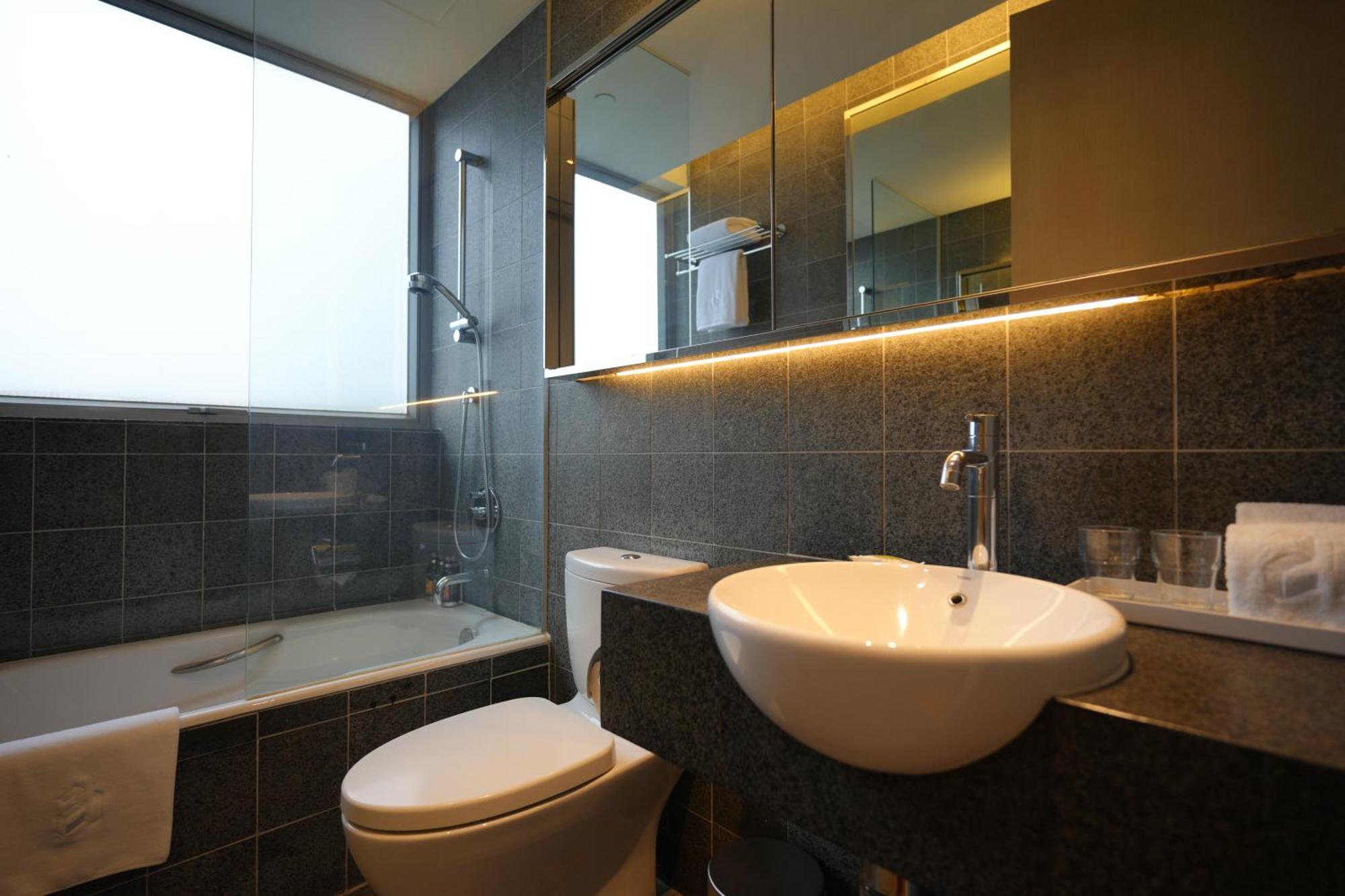 Premium Queen Suite with Harbour View