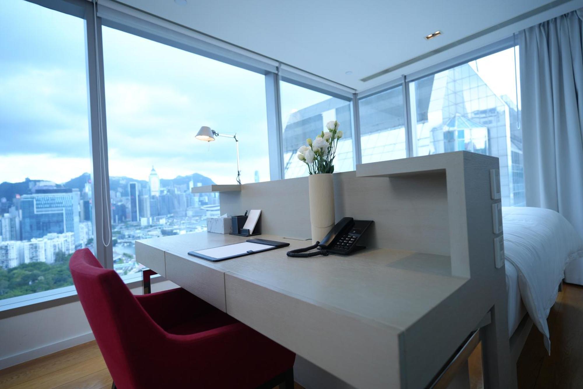 Deluxe Queen Suite with Harbour View