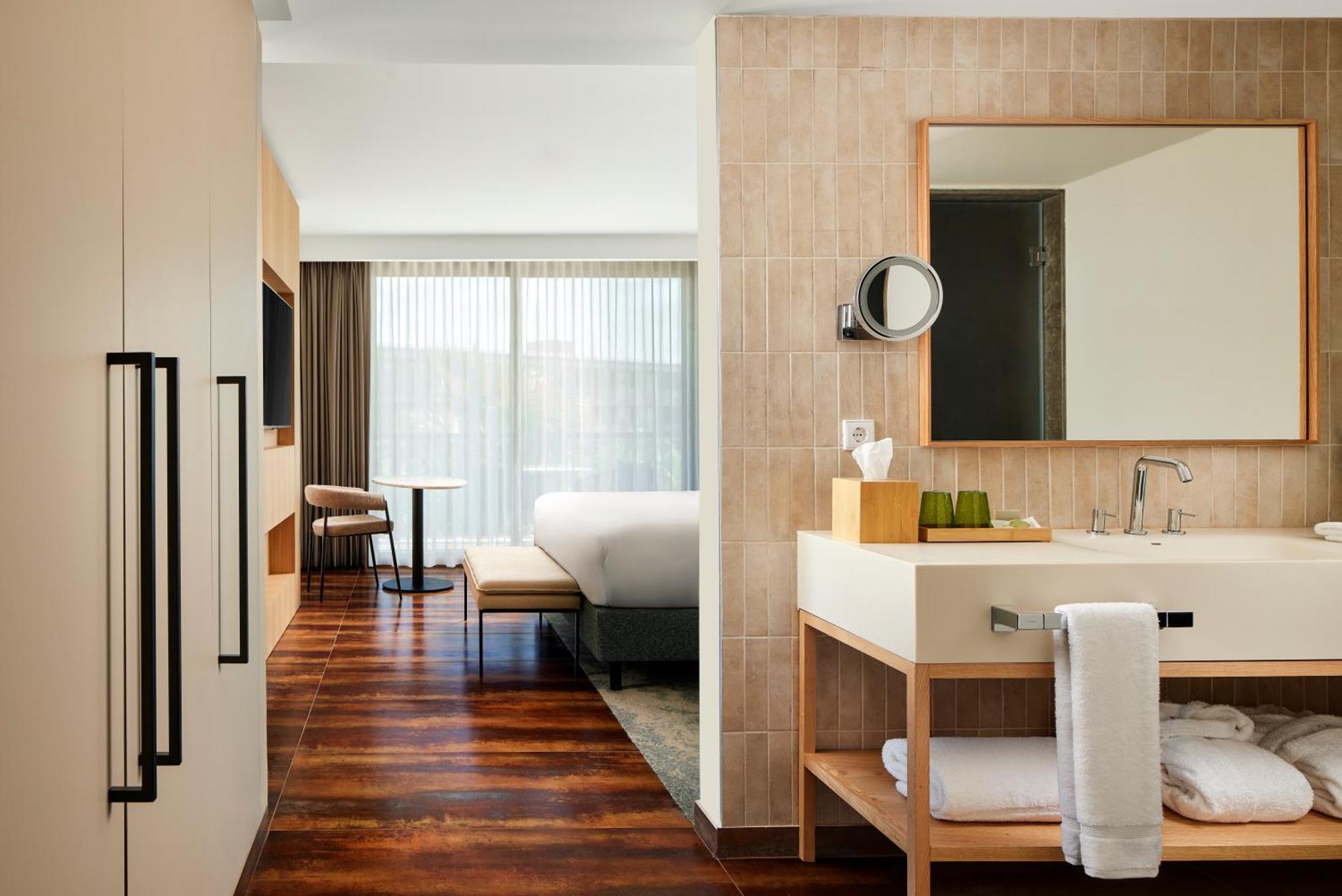 Suite Lit King-Size à 1 Chambre avec Canapé-Lit et Balcon - Vue sur Mer et Accès au Salon Club