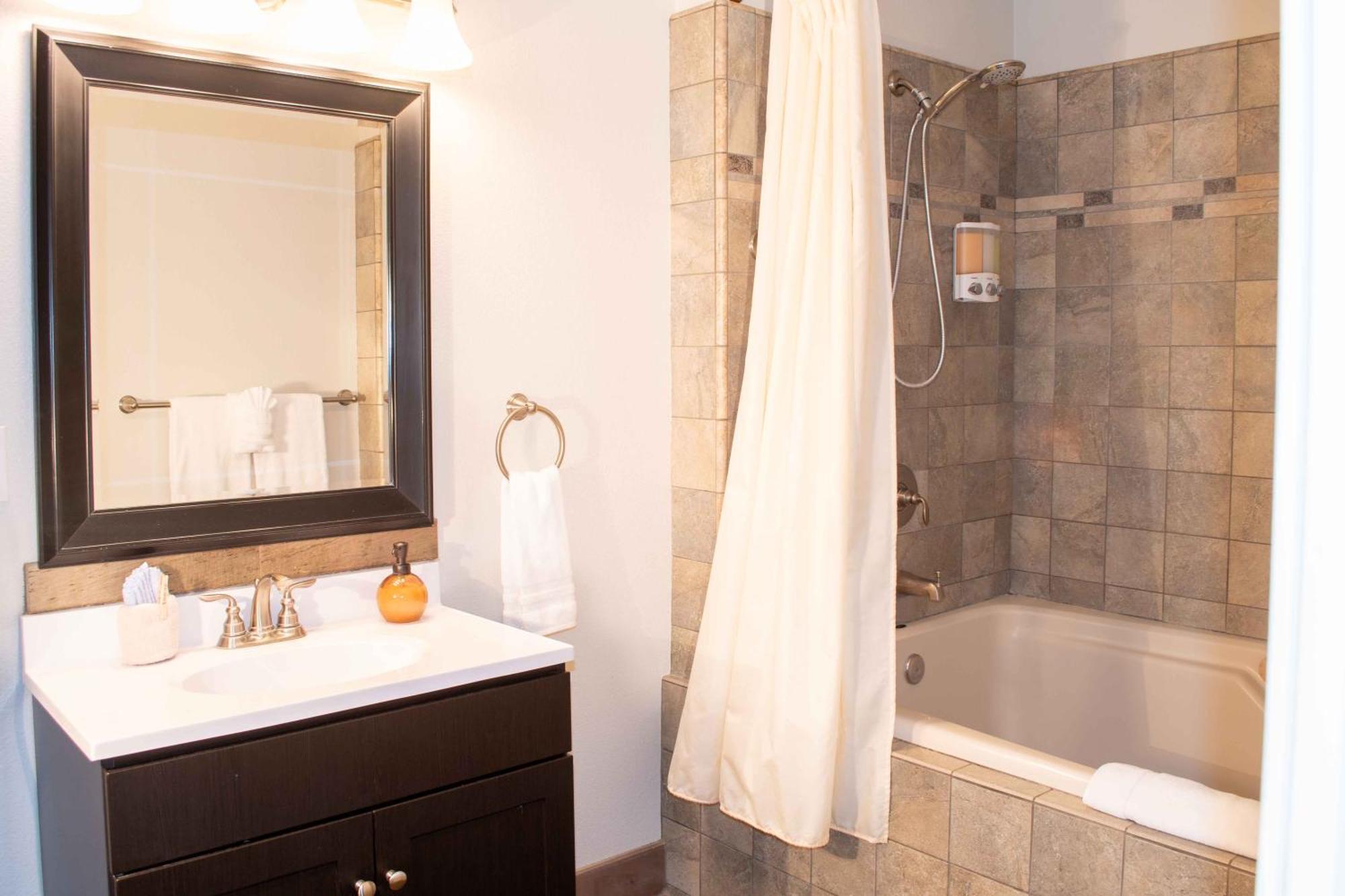 Queen Suite Two Queen Beds Spa Bath Pet Friendly,1687497898:JPEG
