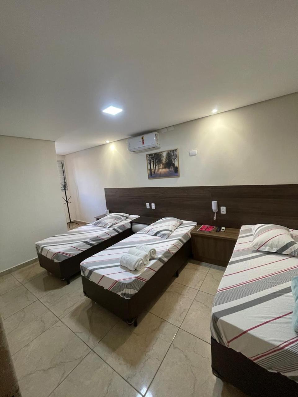 Quarto Triplo com Banheiro Privativo