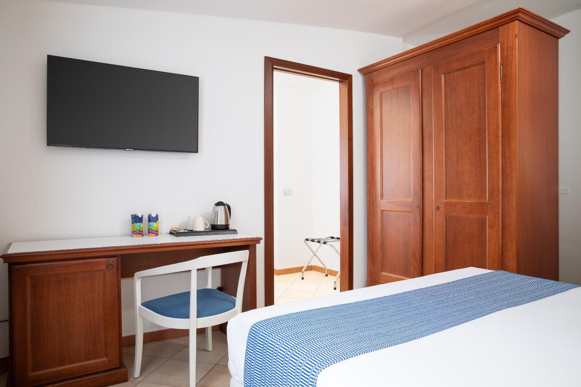 One-Bedroom Junior Queen Suite with Sofa Bed and Sea View
