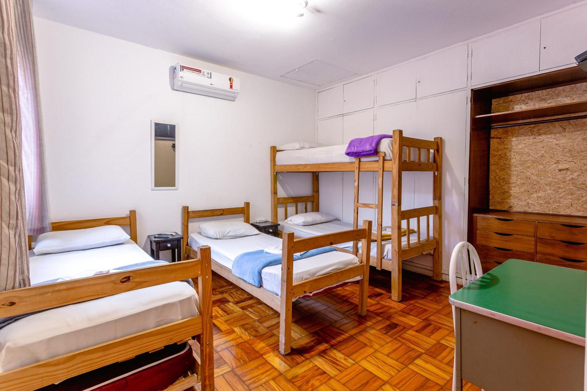 Quarto Quádruplo com Banheiro Compartilhado