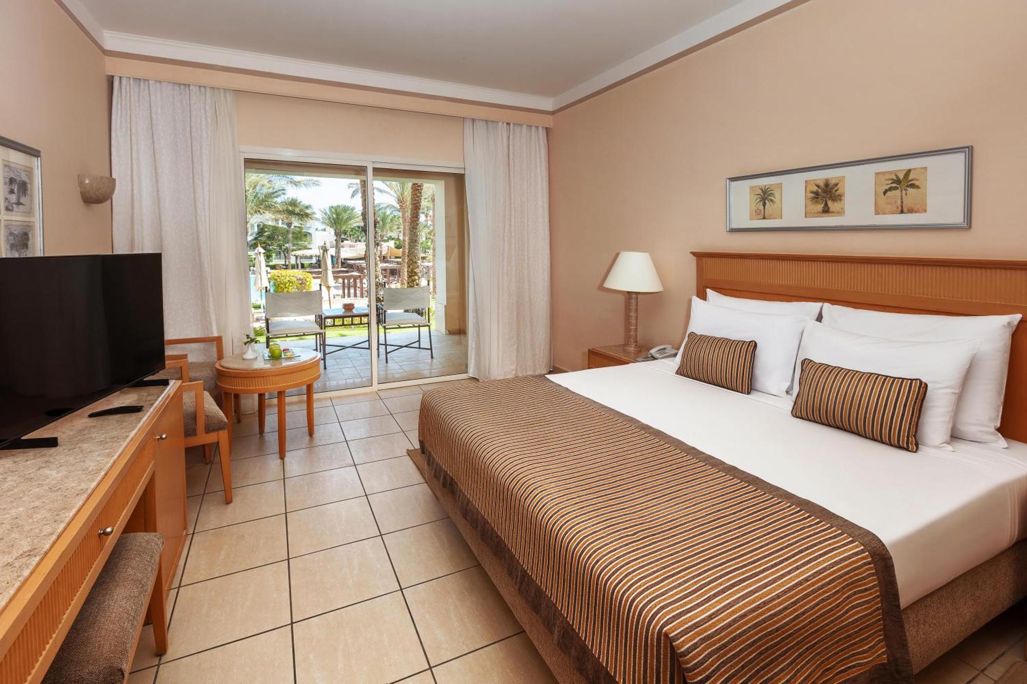 Hébergement Lit Queen-Size ou Lits Jumeaux Supérieur - Vue sur Piscine
