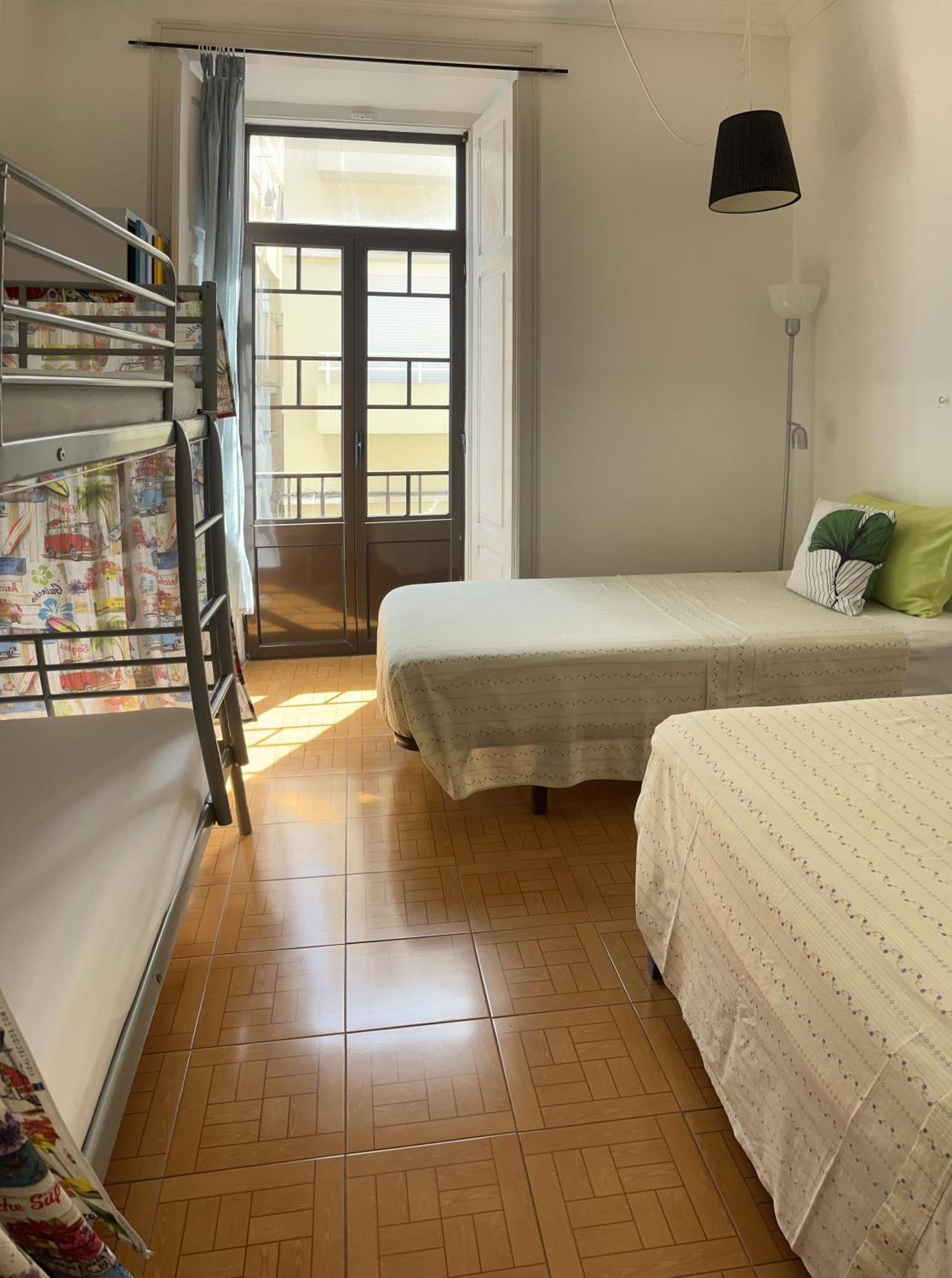 Cama em Dormitório Misto com 4 Camas e Casa de Banho Partilhada
