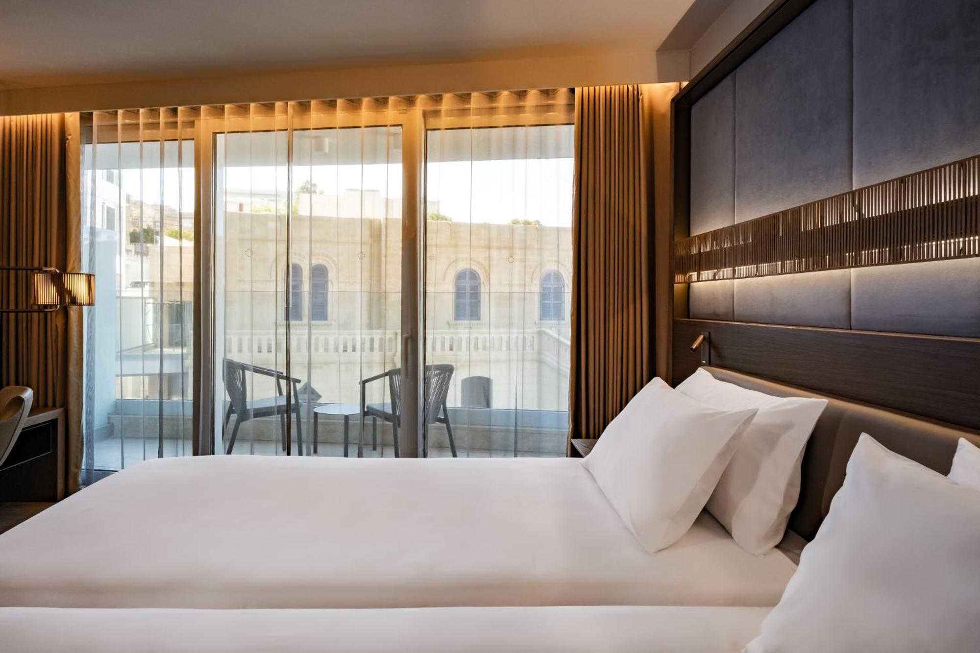 Zweibettzimmer mit Balkon zur Piazza