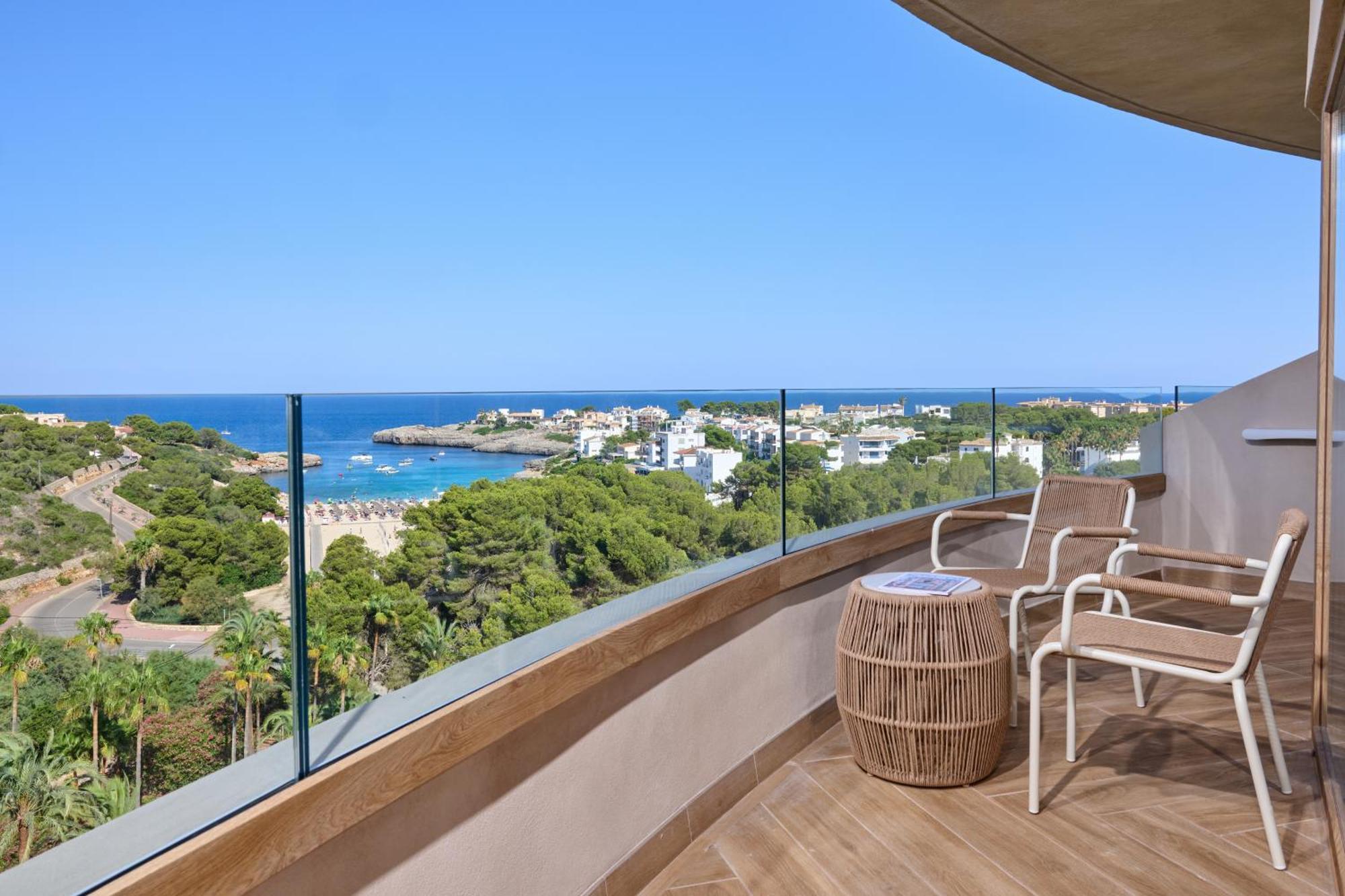 Habitación Doble Superior con vistas laterales al mar (2 adultos + 2 niños)