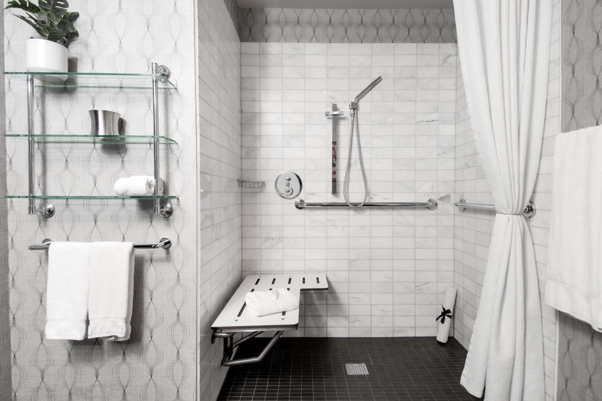 Habitación Deluxe con 2 camas dobles y ducha accesible en silla de ruedas - Adaptada para personas con movilidad reducida