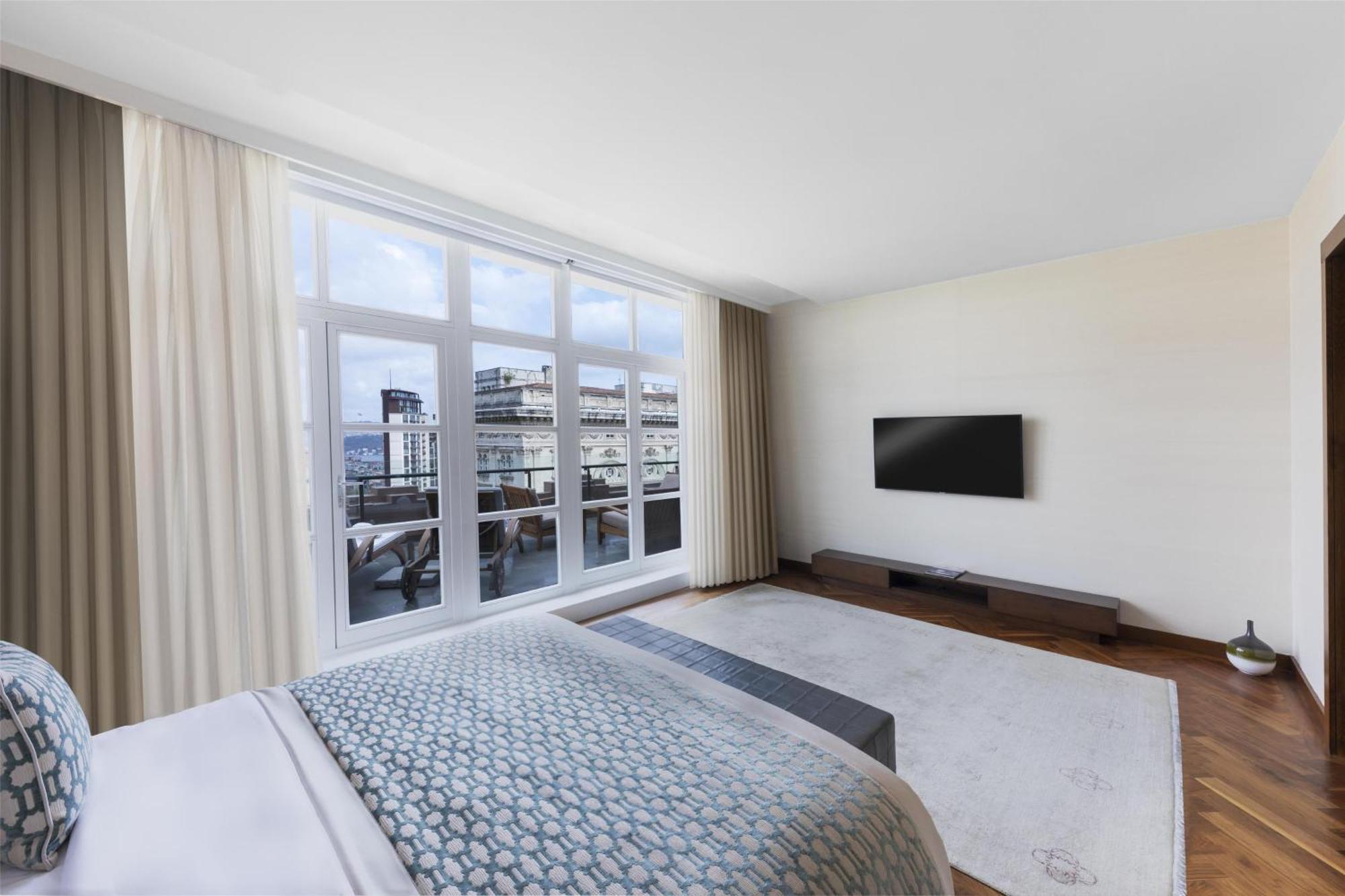 Executive Suite,1697850004:JPEG