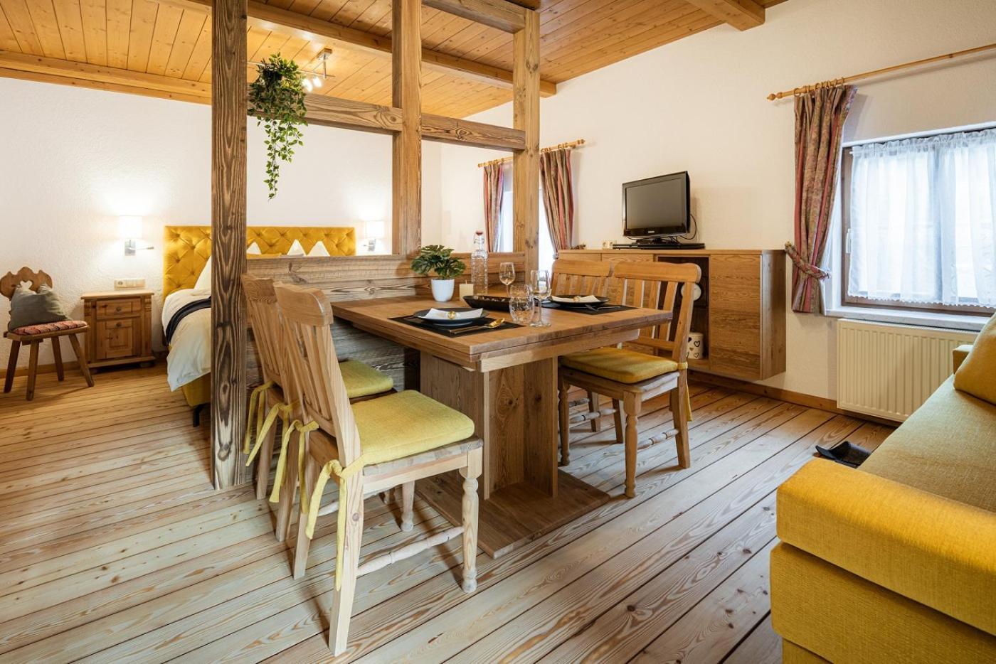 One-Bedroom Apartment Balcony,1697901225:JPEG