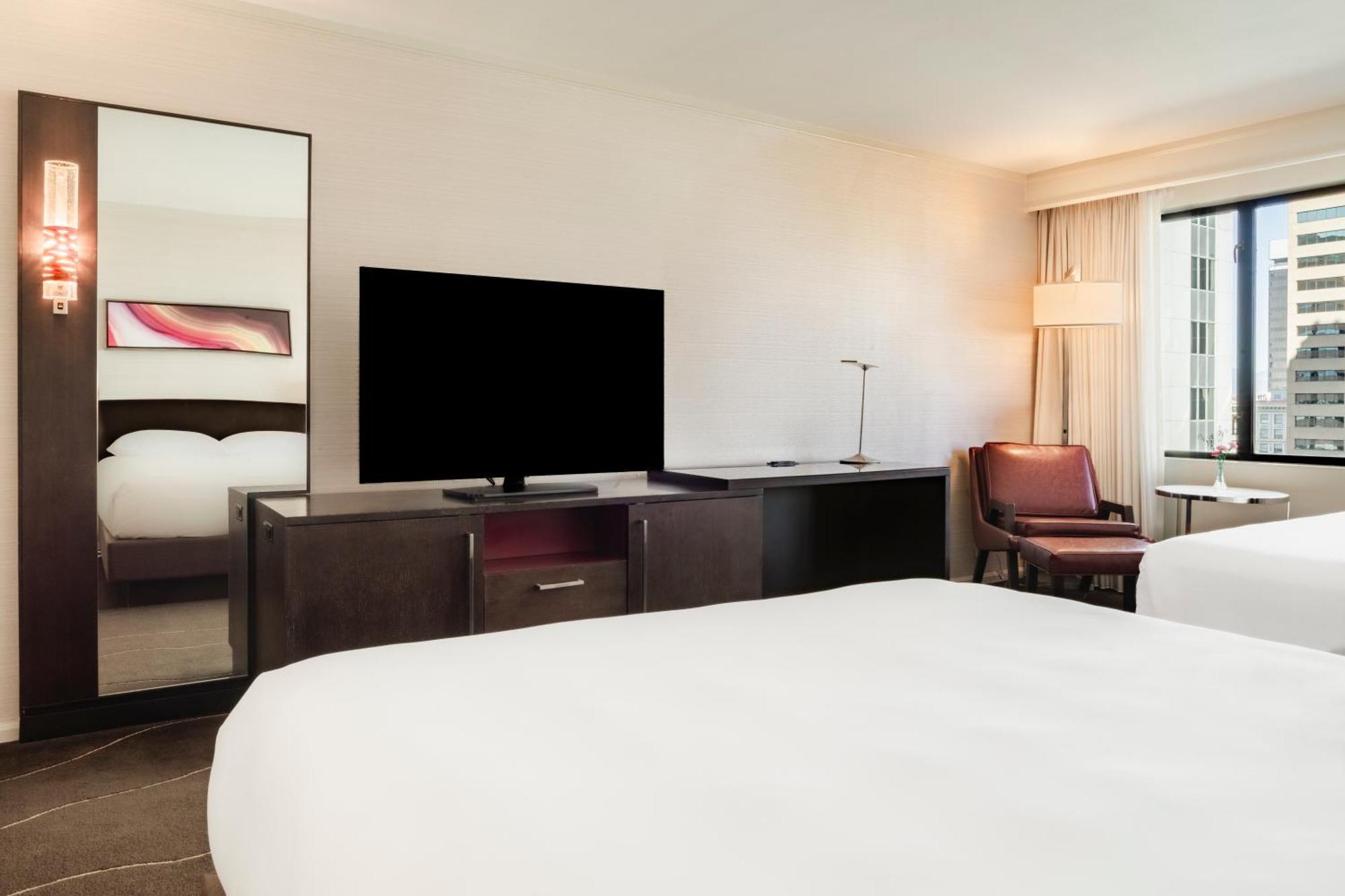 Quarto Queen com 2 Camas Queen-size e Vista da Cidade