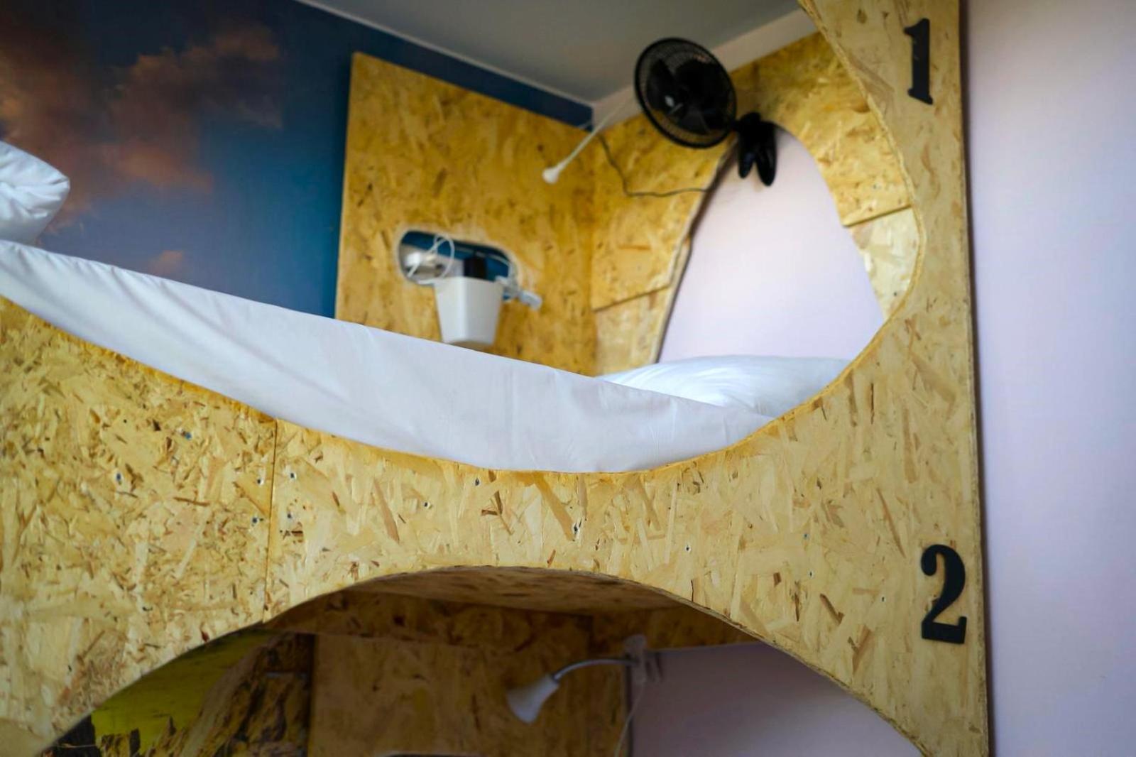 Cama num Dormitório Misto com 4 Camas