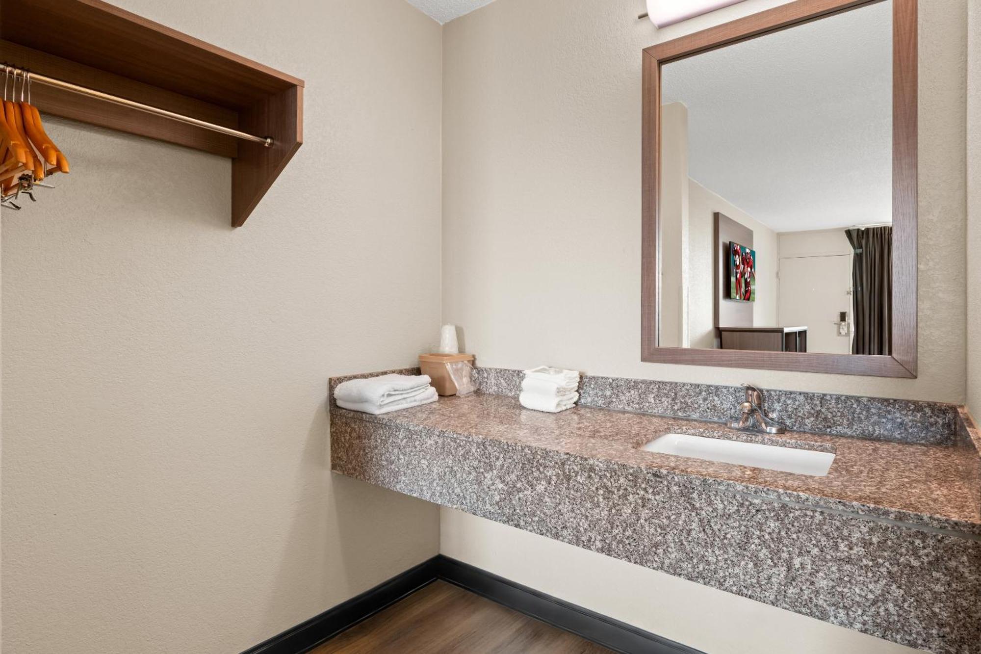 Deluxe Queen Room Disability Access Non-Smoking