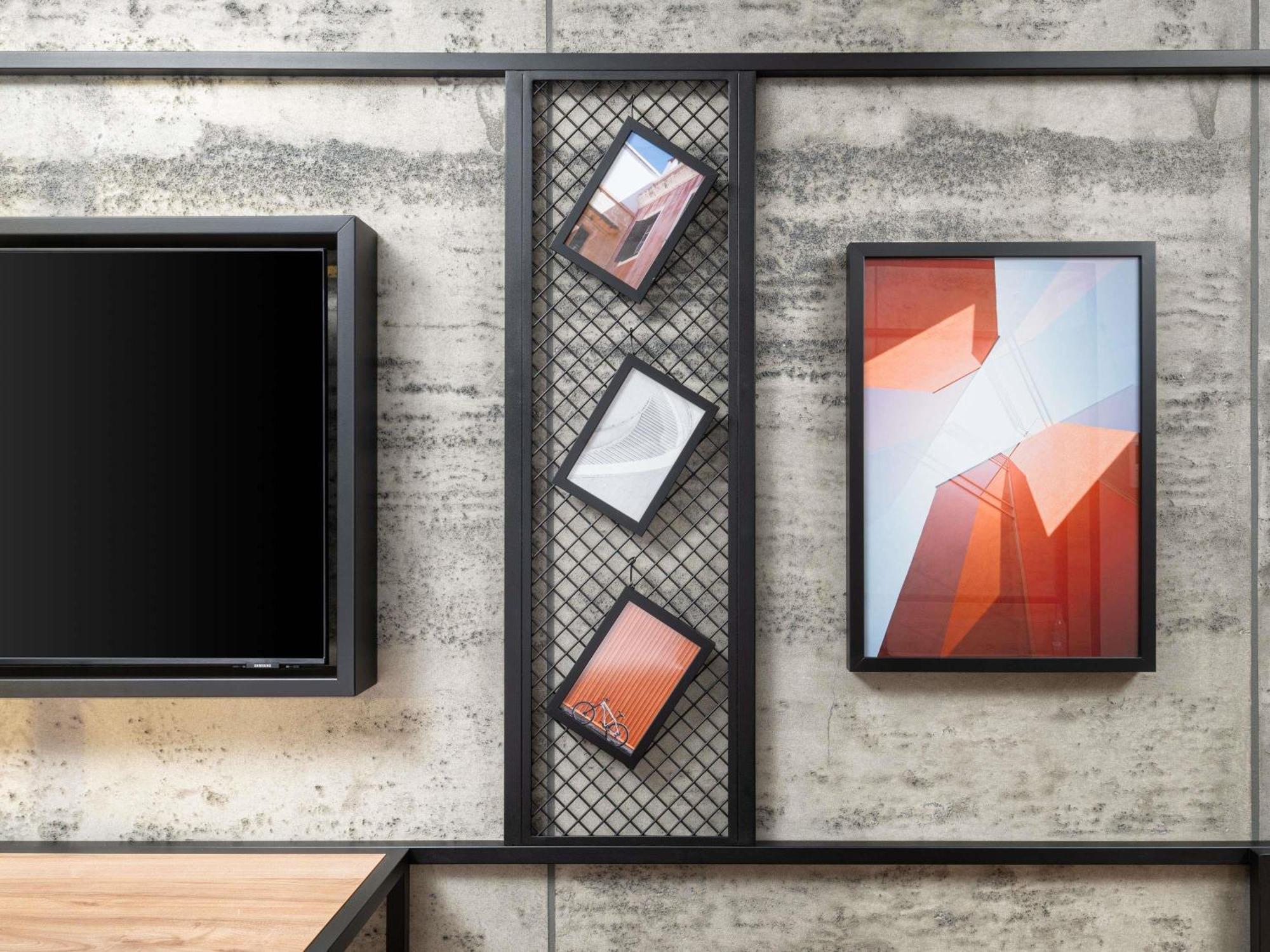 Quarto Triplo Superior com 2 Camas Individuais e 1 Sofá