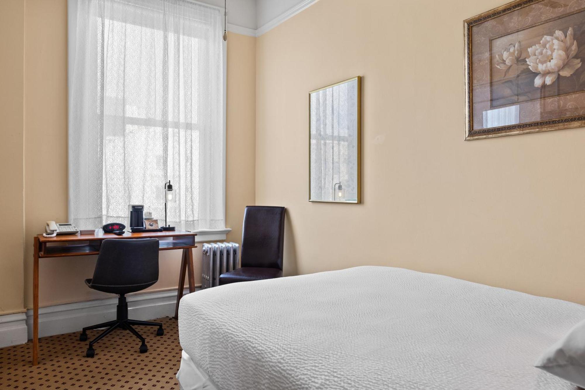 Quarto com 1 Cama de Casal
