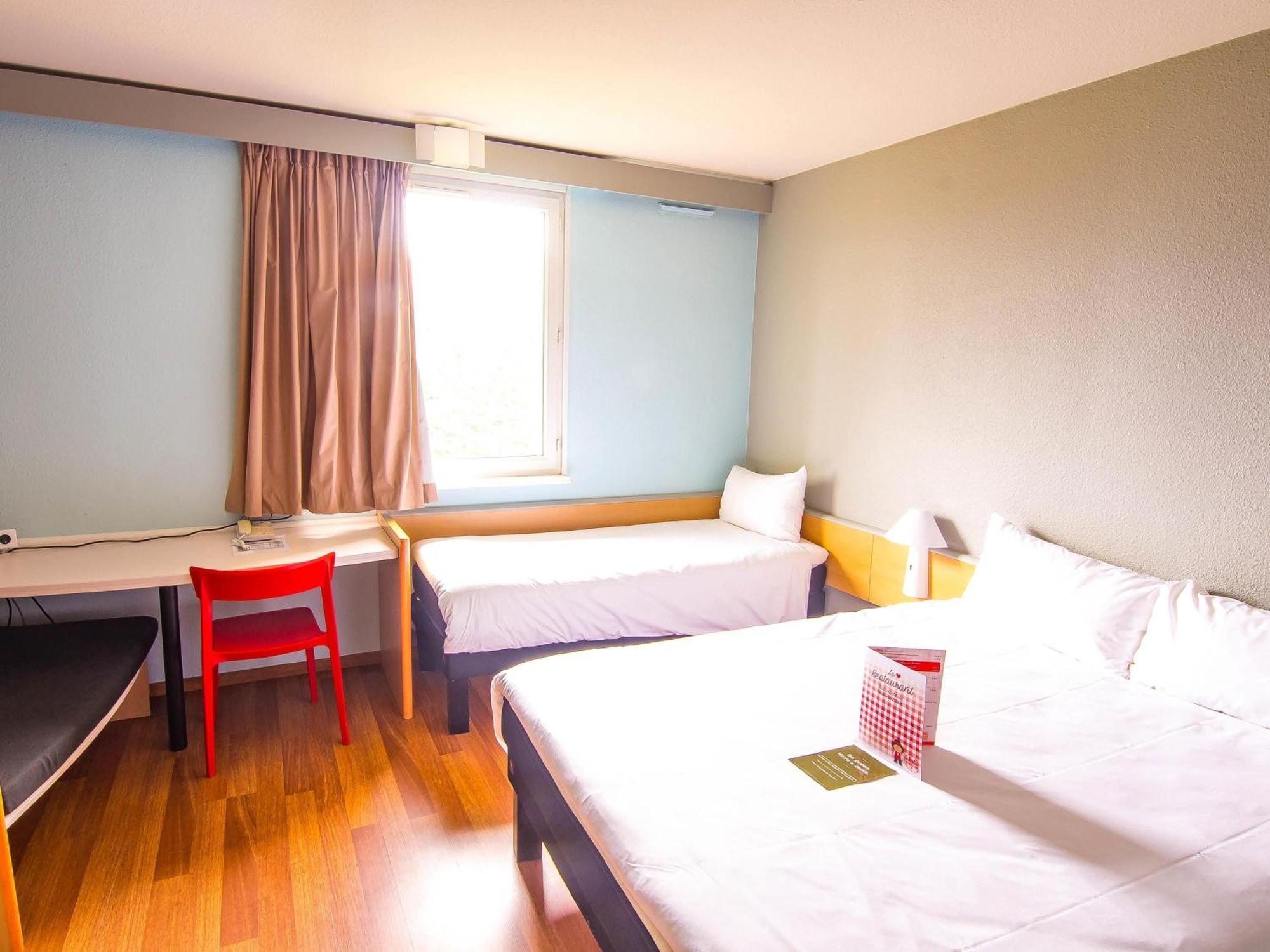 Standaard Kamer met 1 Tweepersoonsbed en 1 Eenpersoonsbed