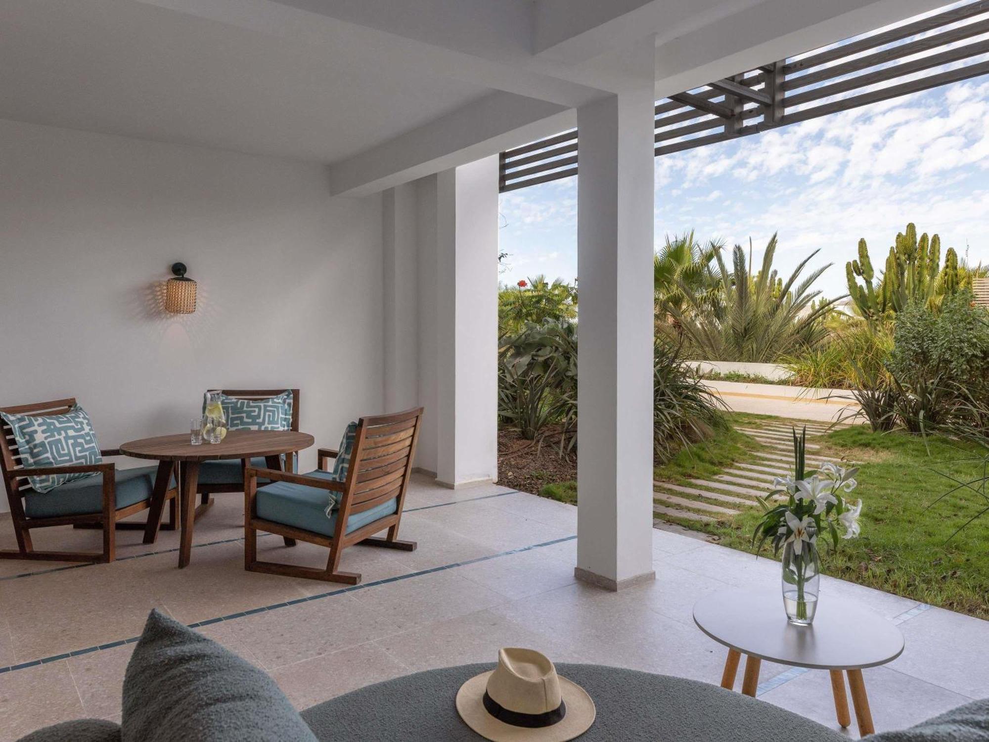 Junior Suite mit Kingsize-Bett, Terrasse und Gartenblick
